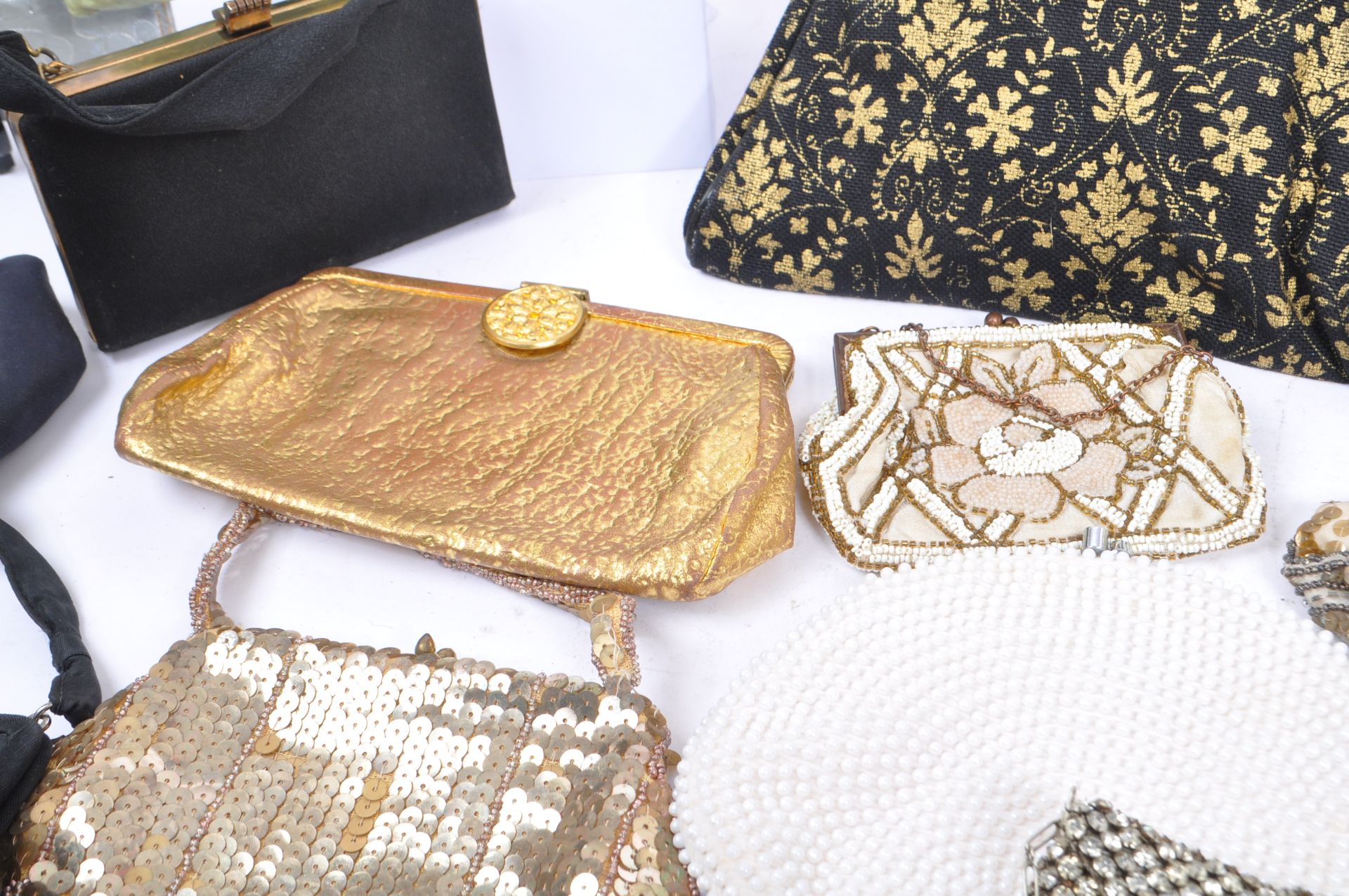 COLLECTION OF VINTAGE 1930S FASHION HANDBAGS AND PURSES - Image 8 of 16
