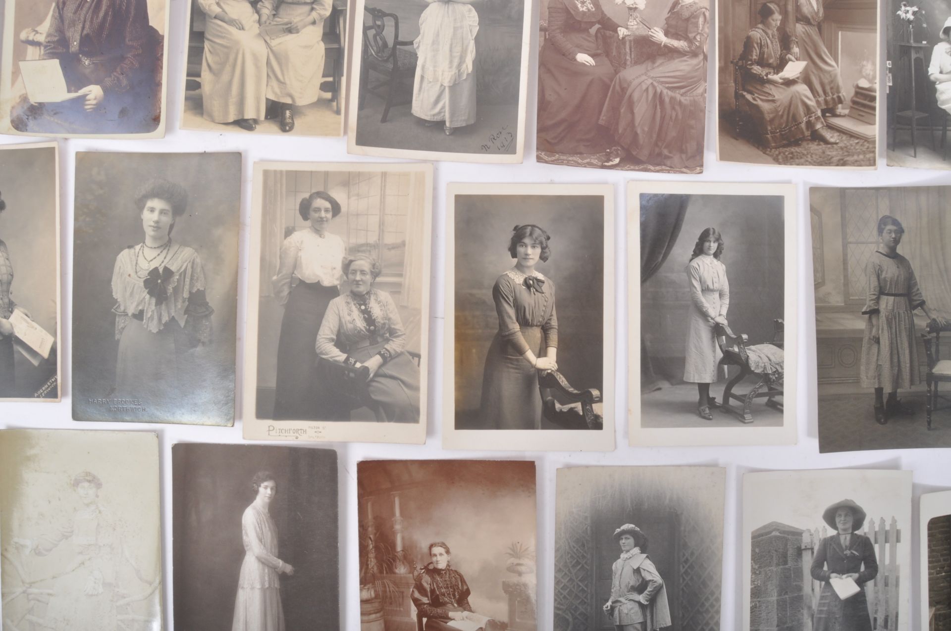 COLLECTION OF REAL PHOTO POSTCARDS OF SOCIAL HISTORY WOMEN - Bild 8 aus 15