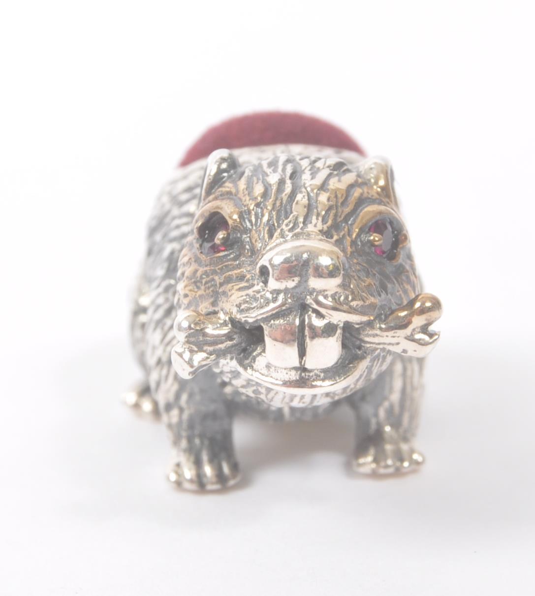 STERLING SILVER PINCUSHION IN THE FORM OF A BEAVER - Image 5 of 5
