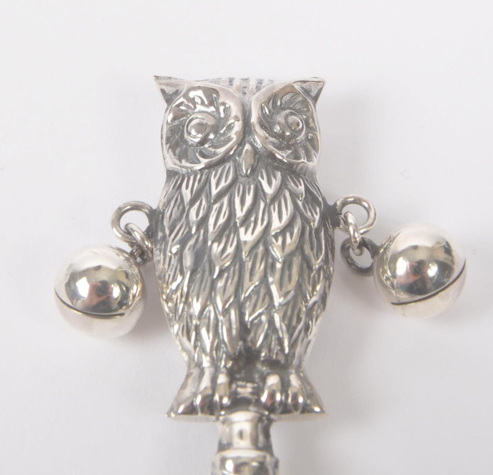 VINTAGE 20TH CENTURY SILVER OWL BABIES RATTLE - Bild 3 aus 4