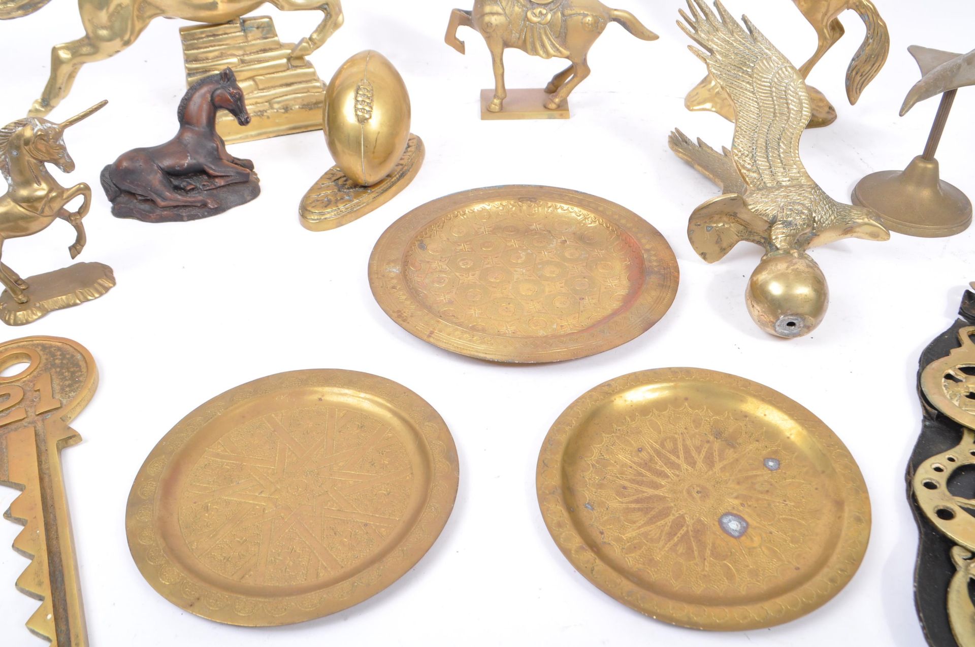 COLLECTION OF 20TH CENTURY BRASS ITEMS - Image 4 of 7