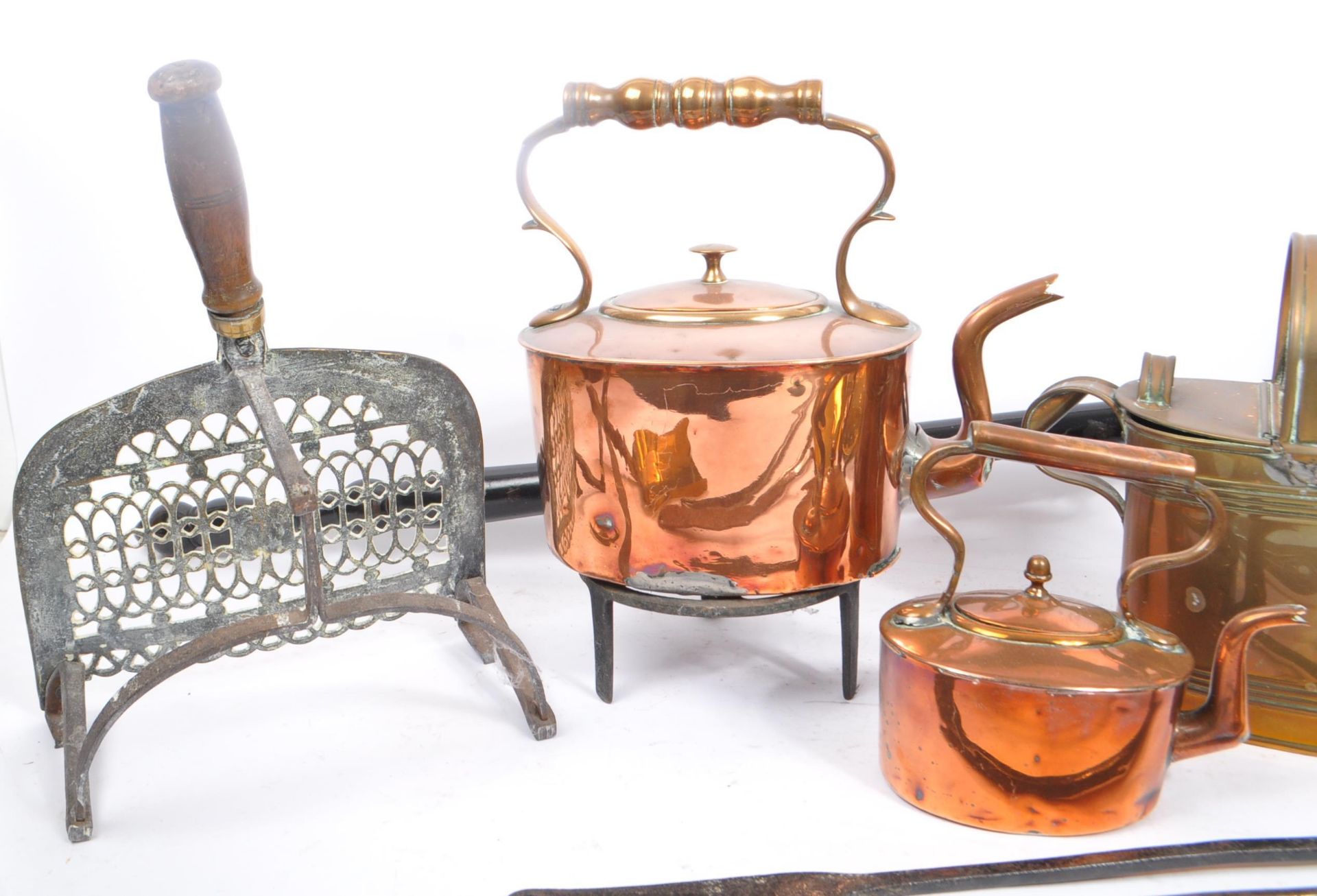 COLLECTION OF 19TH CENTURY BRASS COPPER IRON FIRESIDE WARE - Image 4 of 11