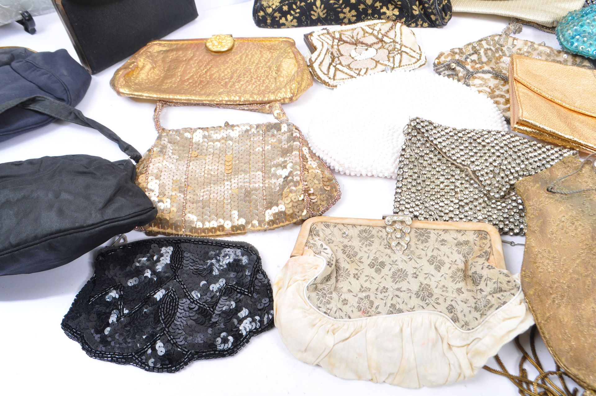 COLLECTION OF VINTAGE 1930S FASHION HANDBAGS AND PURSES - Image 6 of 16