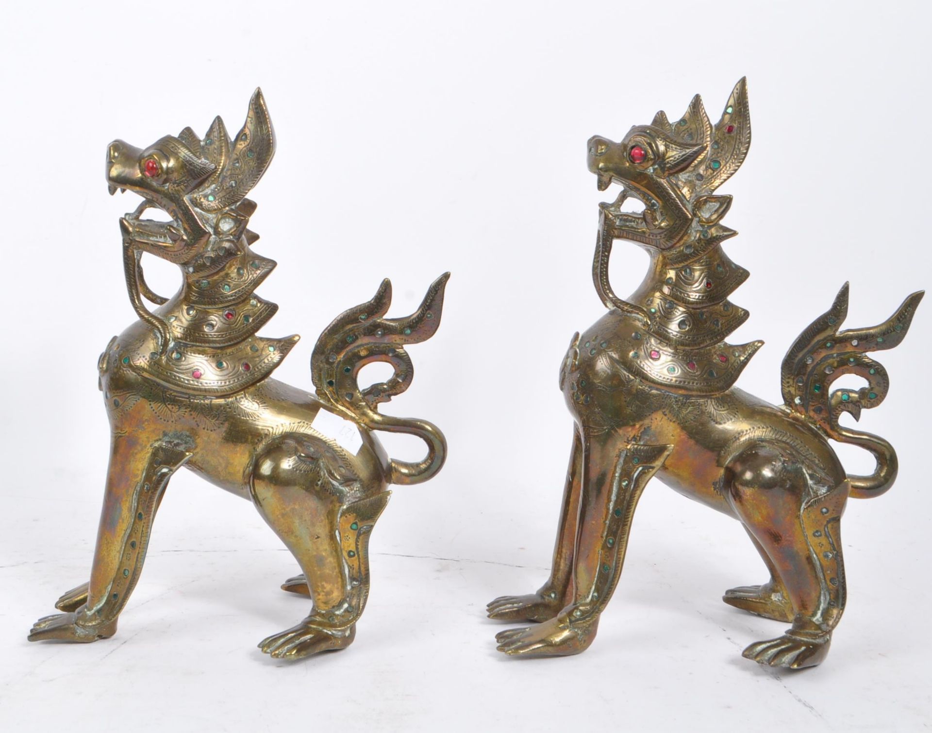 PAIR OF 20TH CENTURY BURMESE CHINTHE DRAGONS - Bild 4 aus 7