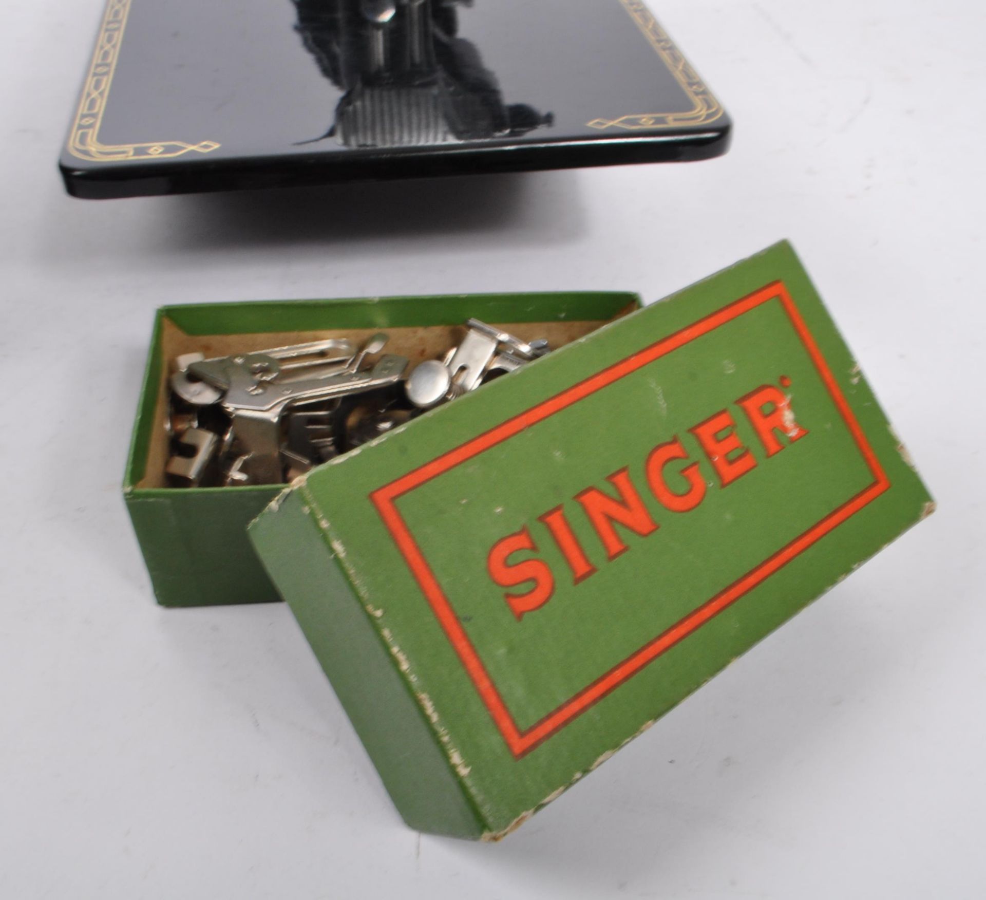 SINGER - 20TH CENTURY FEATHERWEIGHT 222K SEWING MACHINE - Image 6 of 6