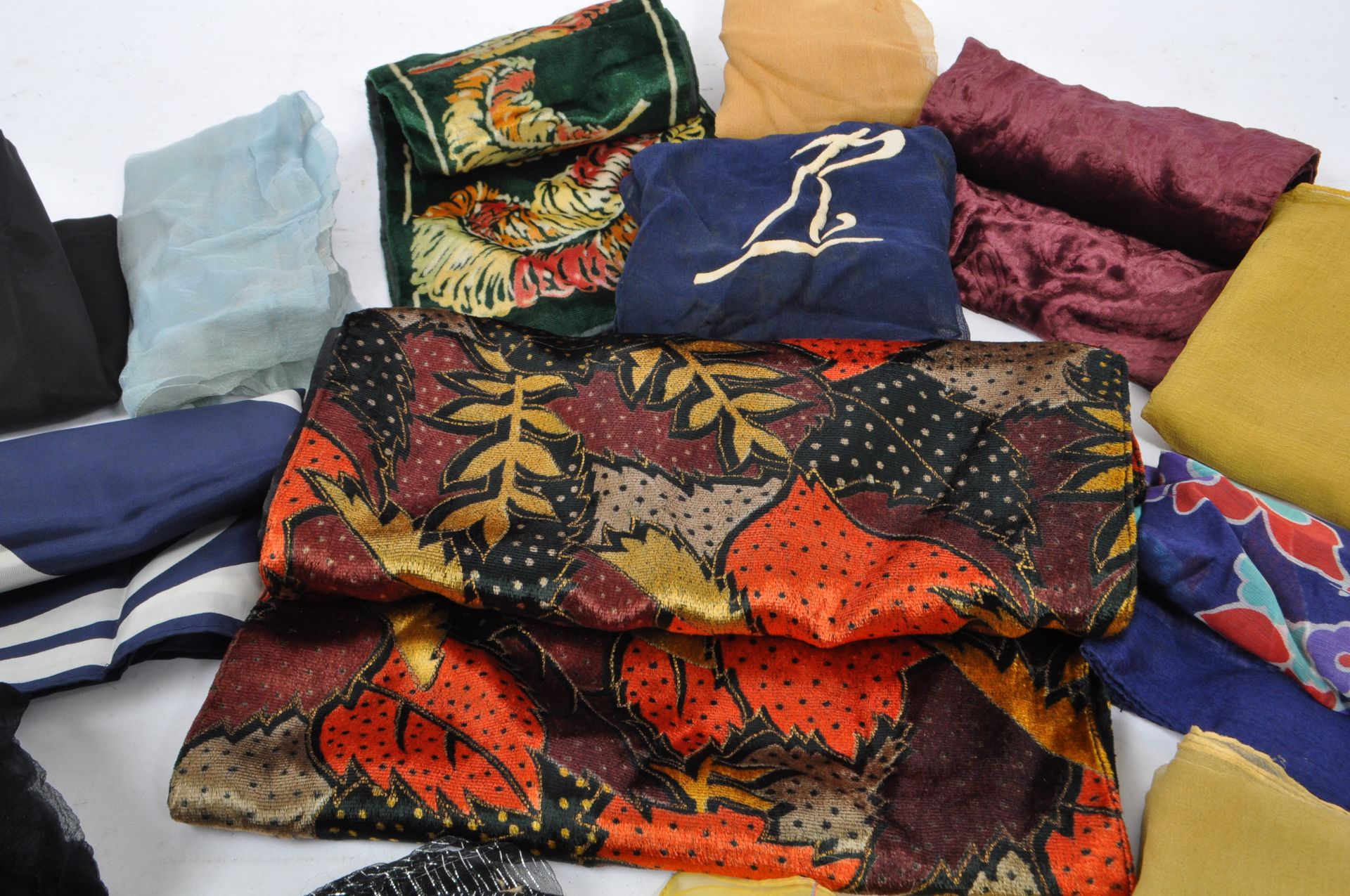 LARGE COLLECTION OF VINTAGE WOMEN'S SCARVES - Image 2 of 6