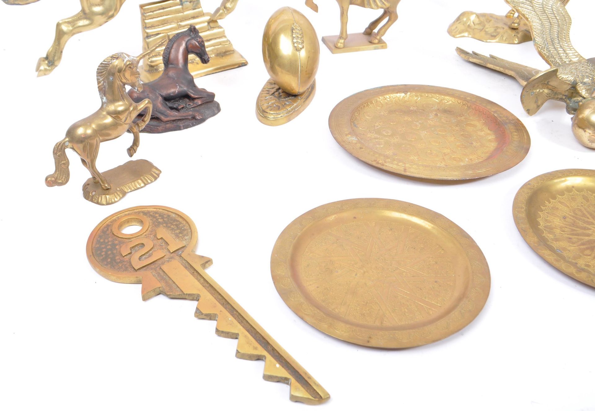 COLLECTION OF 20TH CENTURY BRASS ITEMS - Image 5 of 7