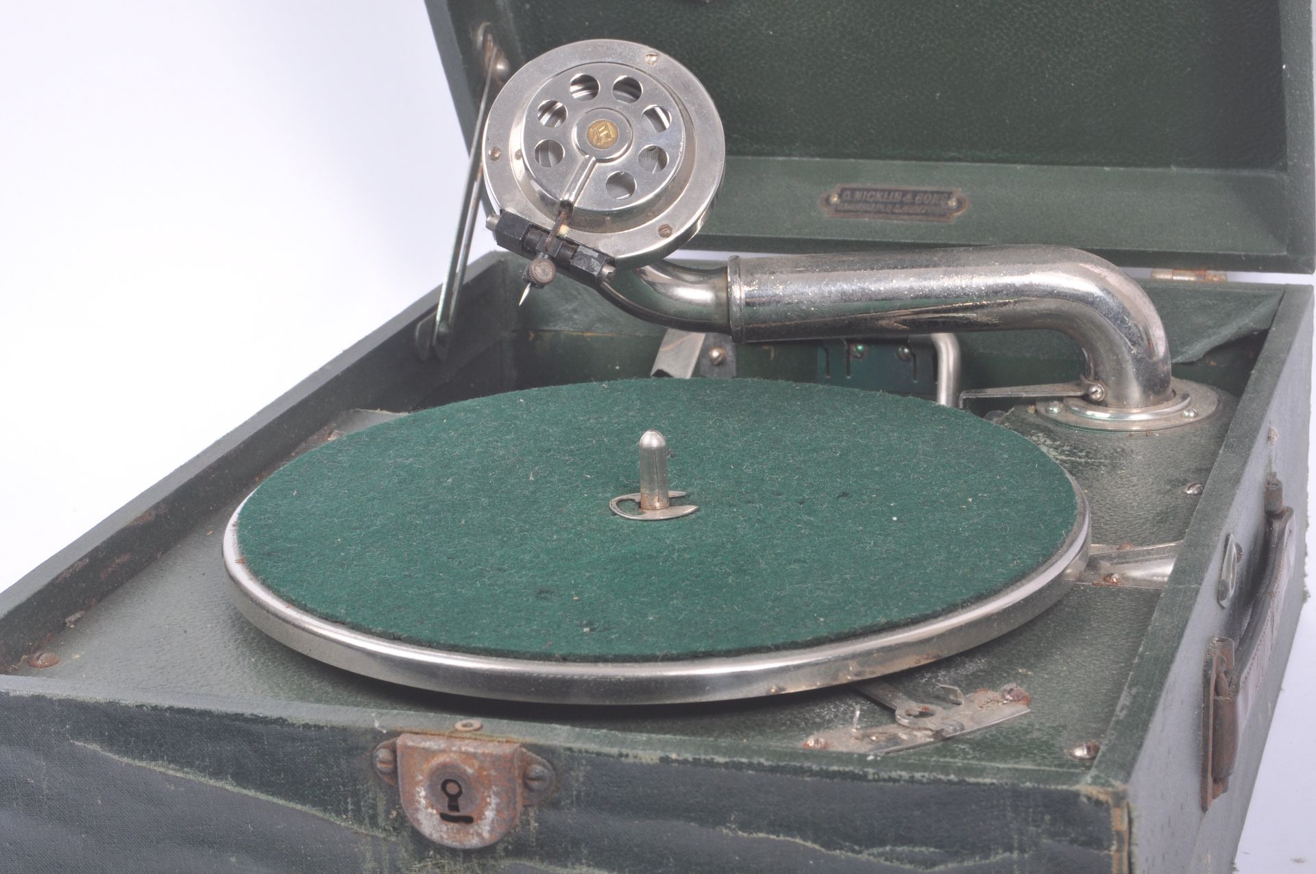 TWO VINTAGE 20TH CENTURY GRAMOPHONE RECORD PLAYERS - Bild 6 aus 8