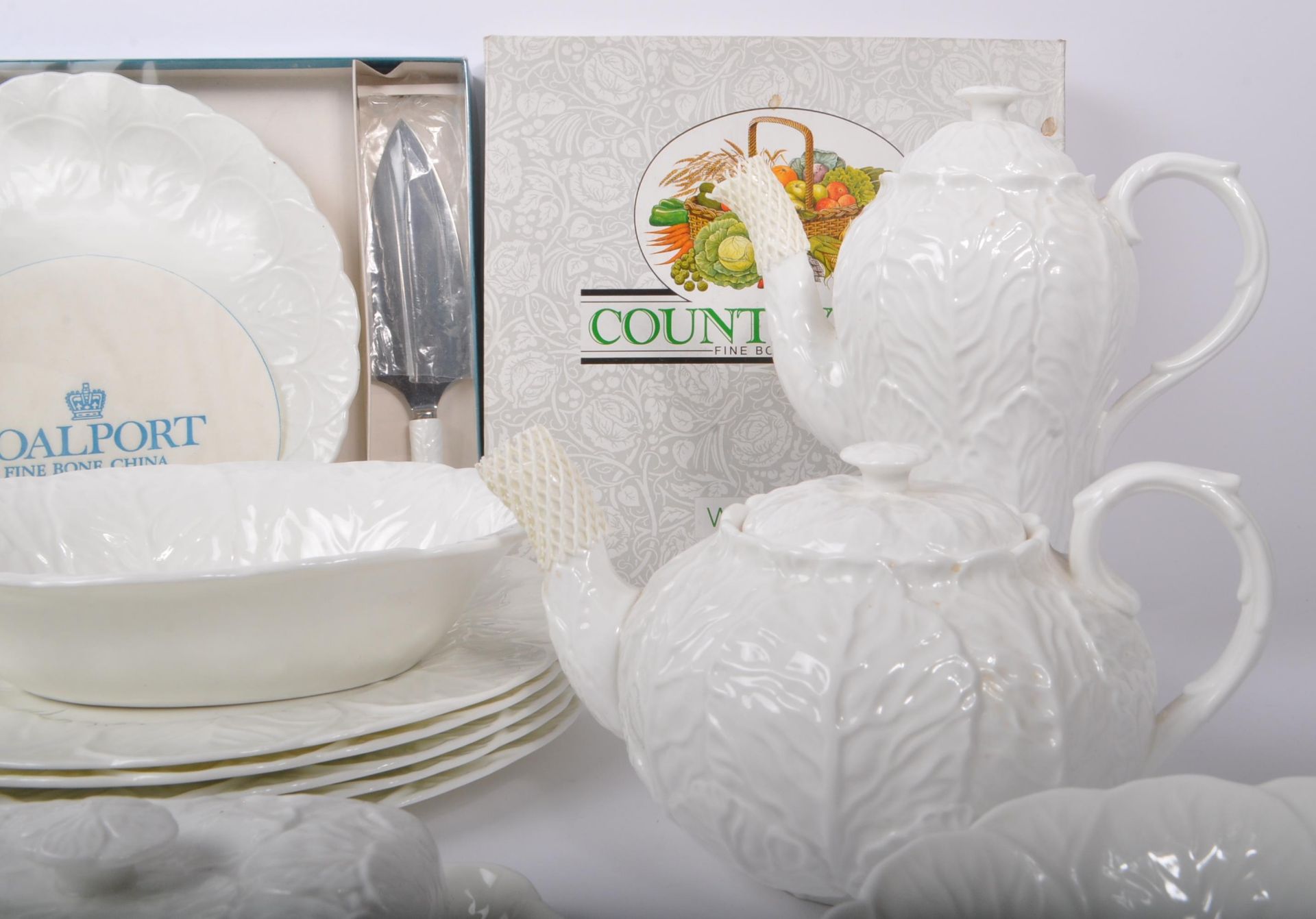 COALPORT - COLLECTION OF COUNTRYWARE TEA AND DINNER SET - Image 2 of 9