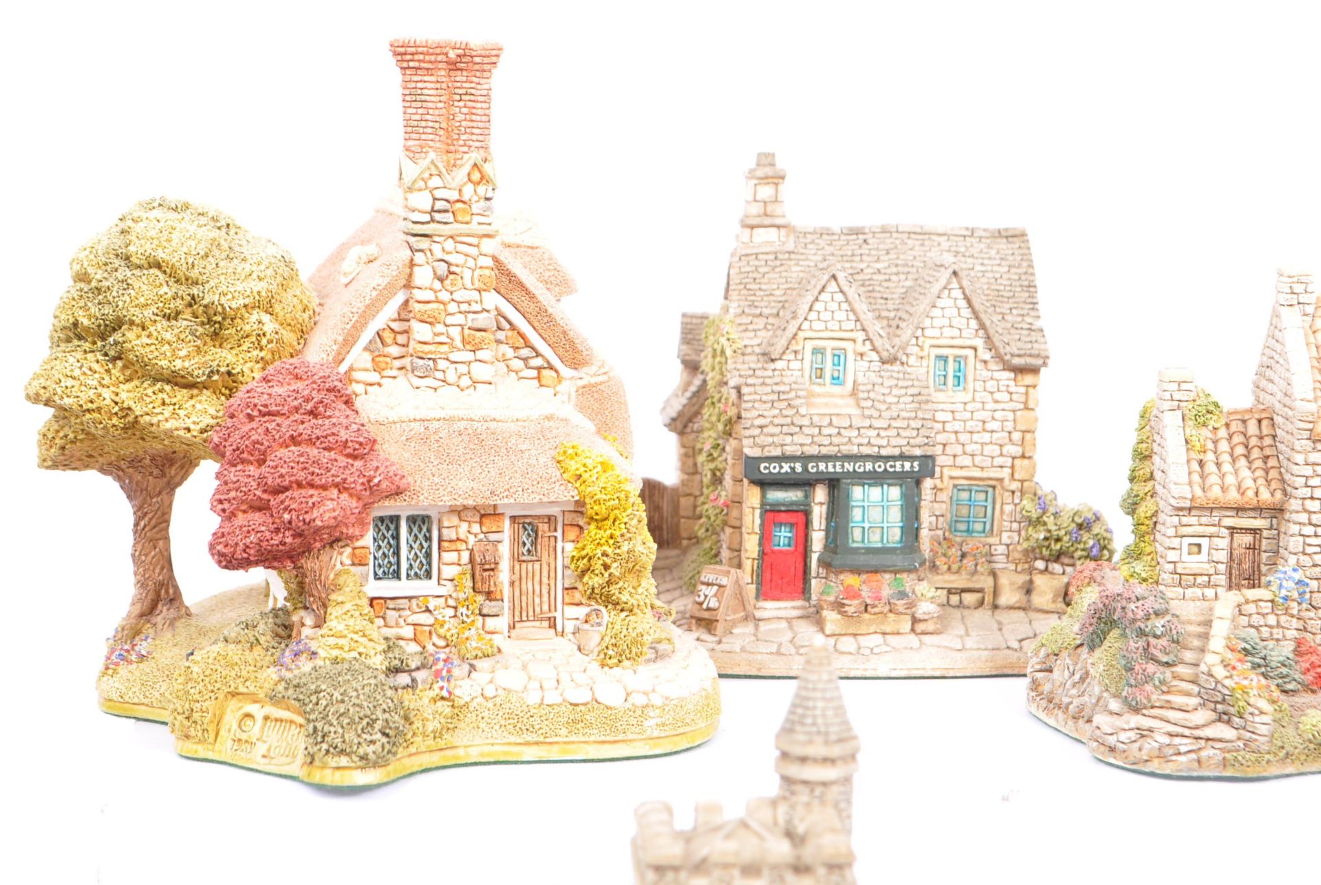 COLLECTION OF VINTAGE LILLIPUT LANE COTTAGES - Image 2 of 11