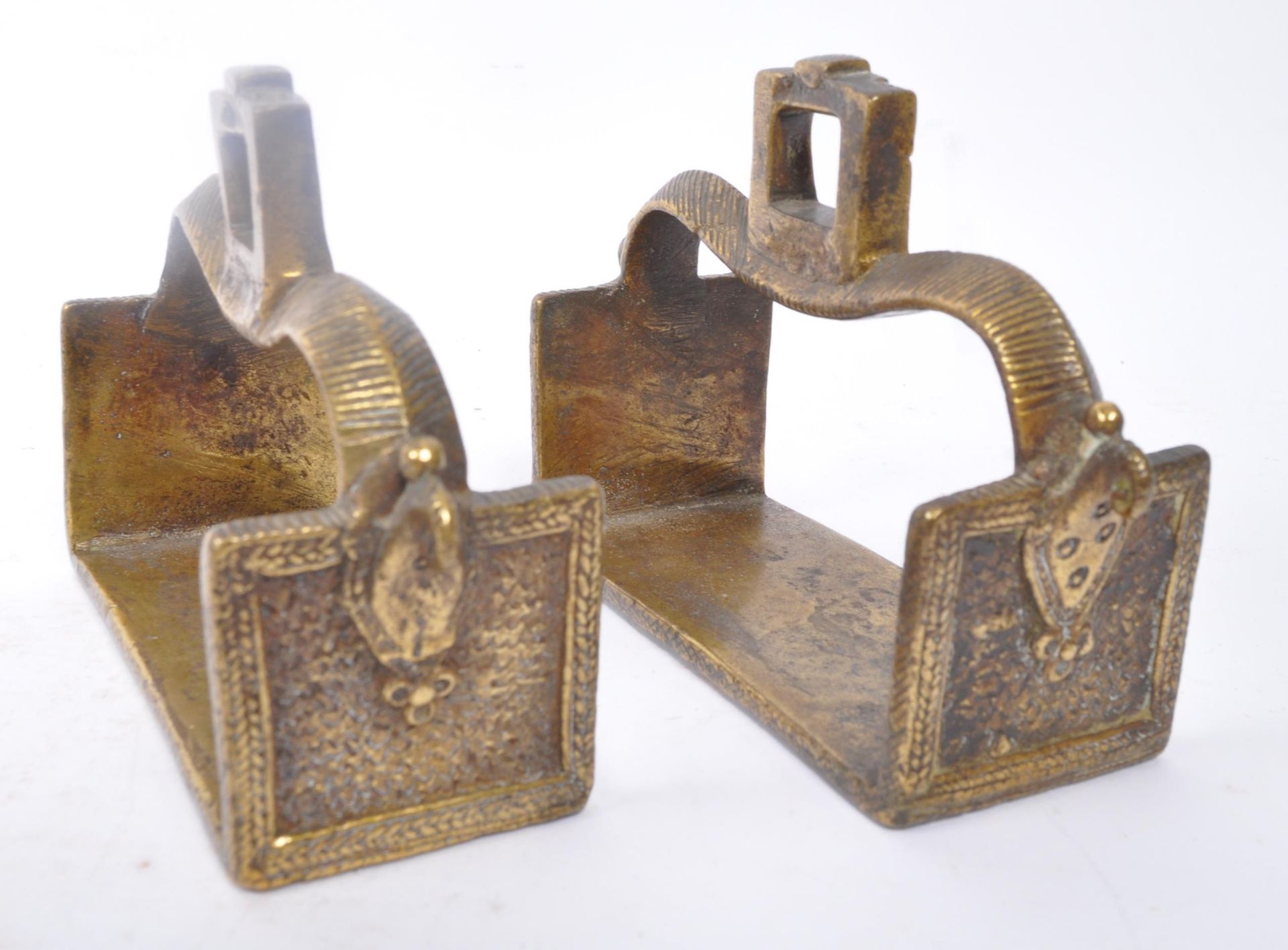 PAIR OF 19TH CENTURY BRASS INDIAN HORSE STIRRUPS - Image 4 of 6