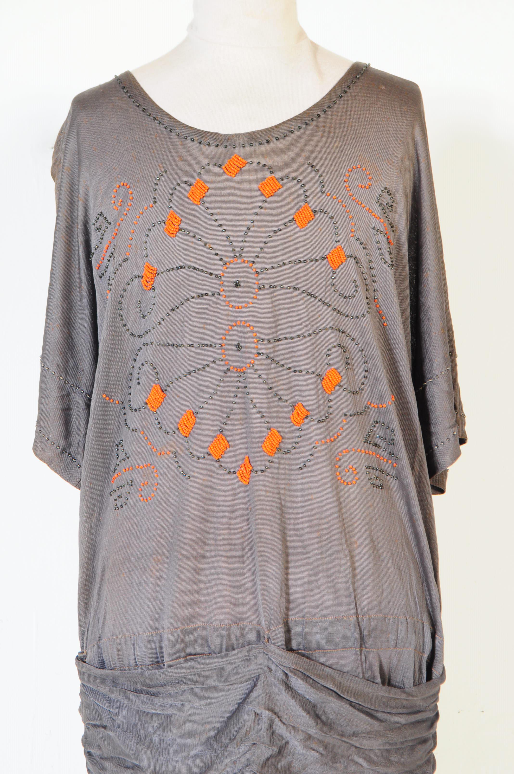 1920S ERA CANADIAN GREY AND ORANGE BEADED DRESS - Image 5 of 7