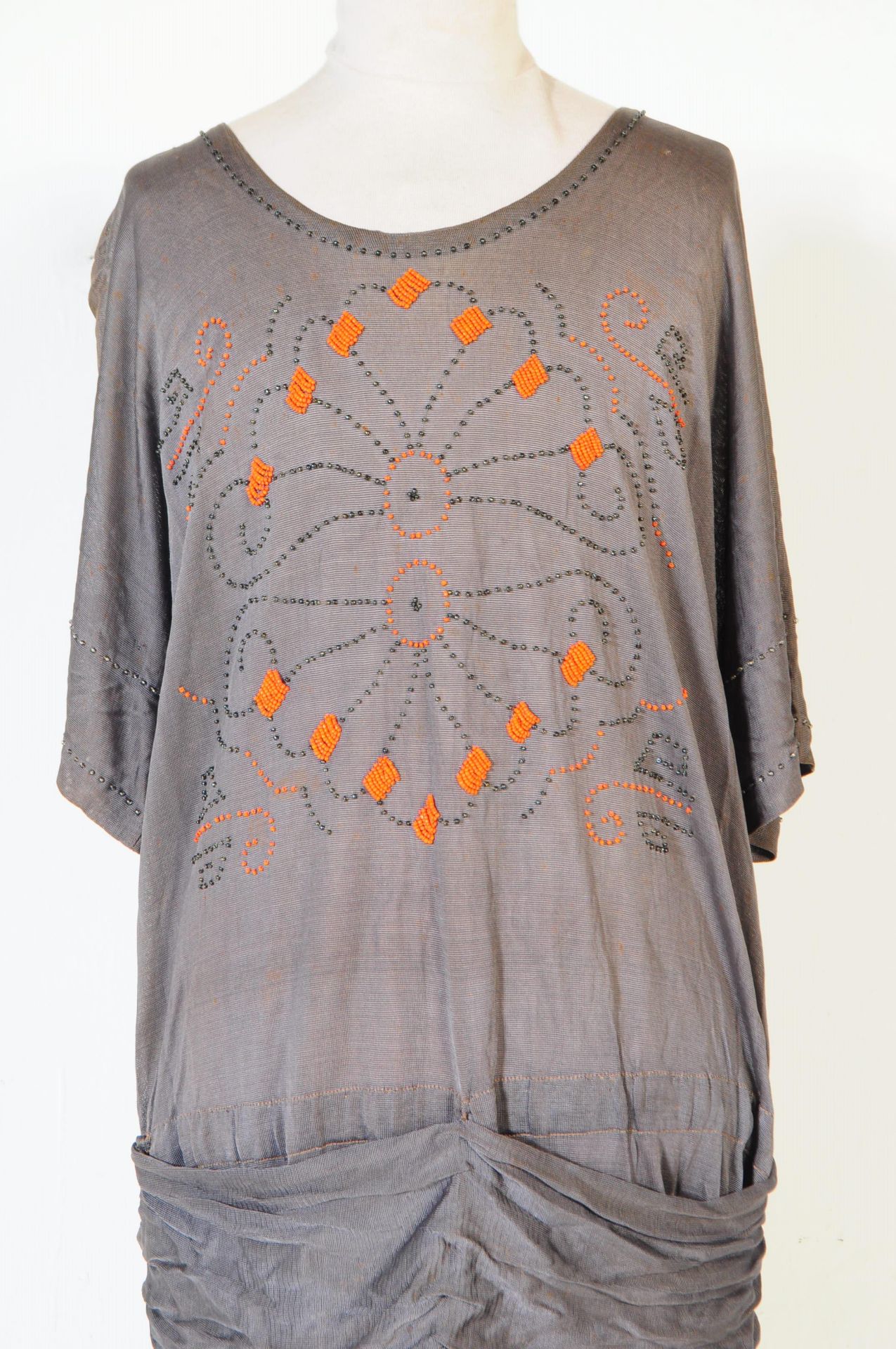 1920S ERA CANADIAN GREY AND ORANGE BEADED DRESS - Image 5 of 7