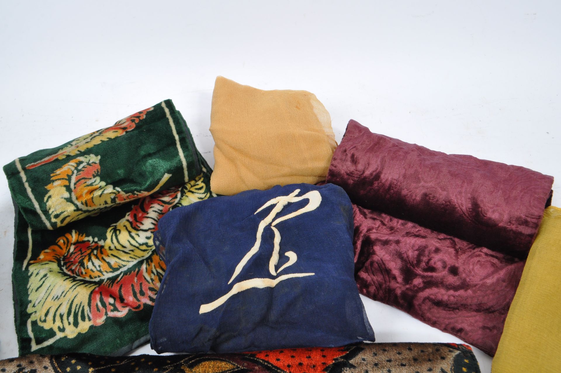 LARGE COLLECTION OF VINTAGE WOMEN'S SCARVES - Image 4 of 6