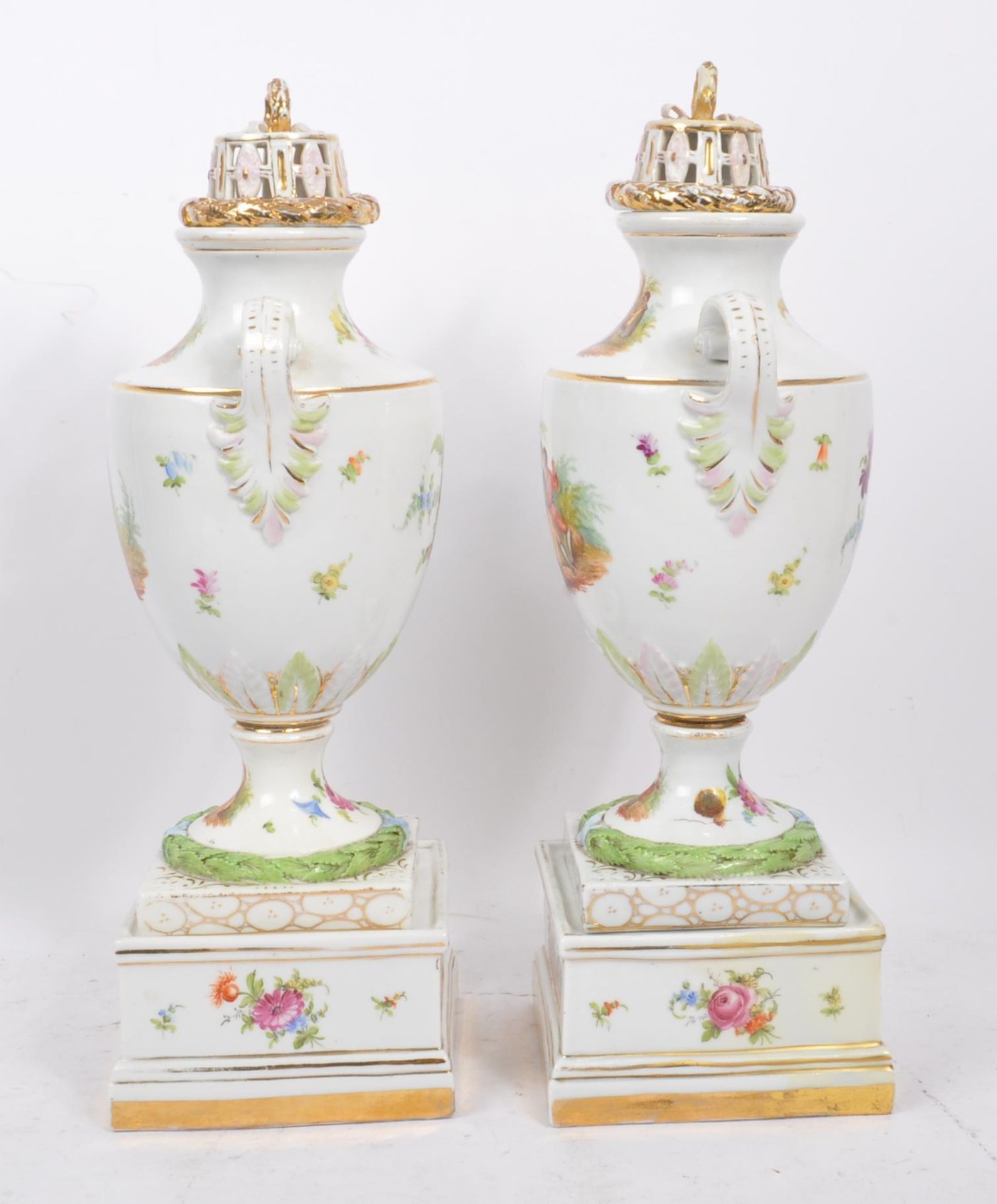 PAIR OF CHINA CONTINENTAL DRESDEN SPRAY STYLE URNS - Bild 2 aus 7