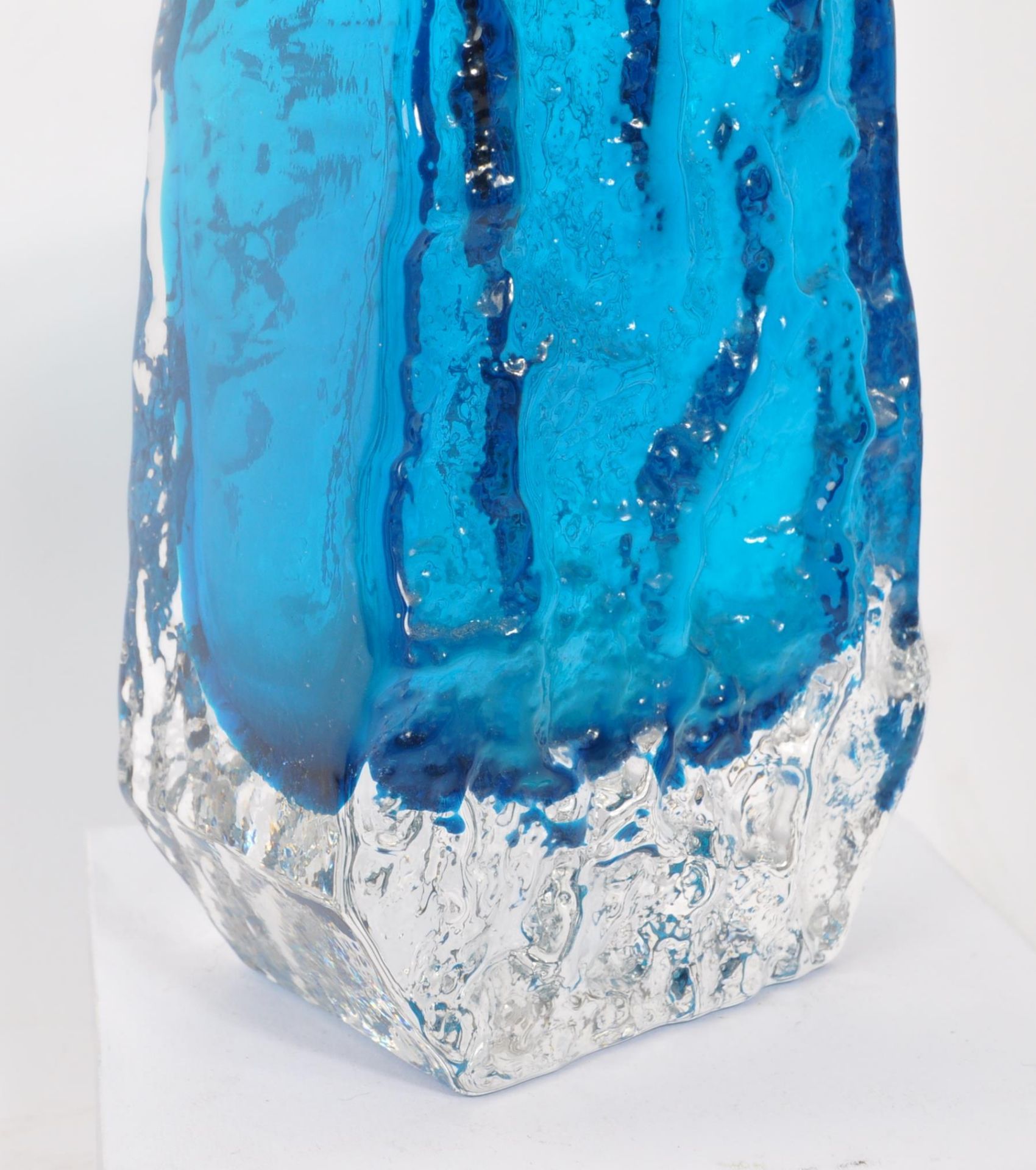 WHITEFRIARS - RETRO STUDIO ART GLASS COFFIN VASE - Image 5 of 9