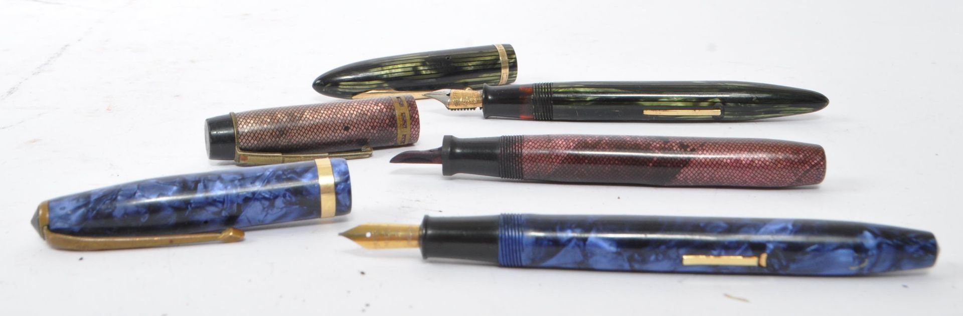 SHEAFFERS & BURNHAM - COLLECTION OF THREE FOUNTAIN PENS - Bild 2 aus 6