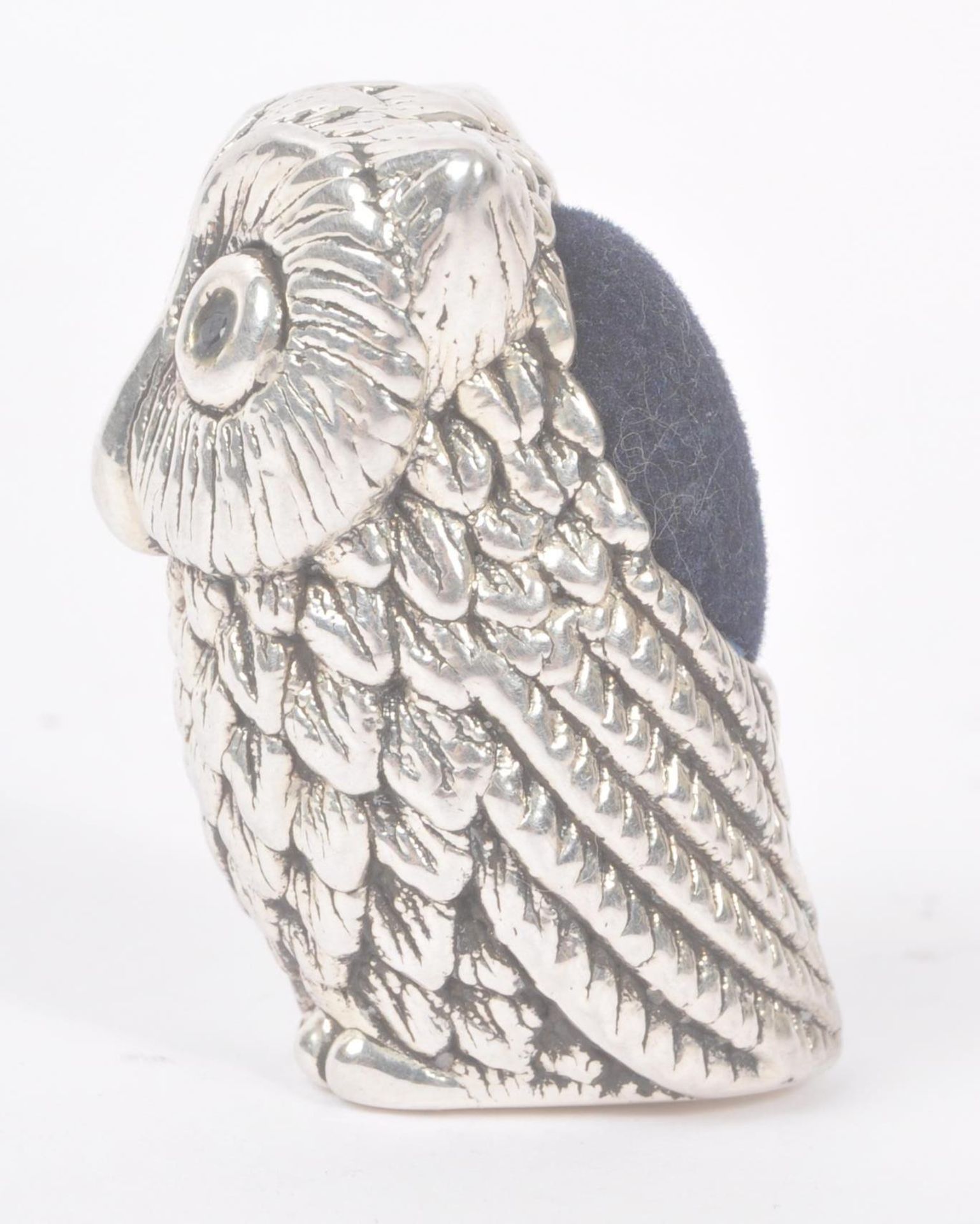 SILVER PINCUSHION IN THE FORM OF AN OWL - Image 4 of 5