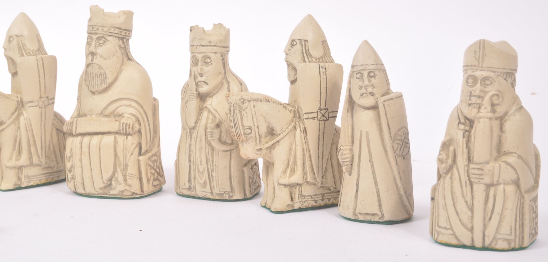 ISLE OF LEWIS RESIN REPRODUCTION CHESS SET - Bild 5 aus 7