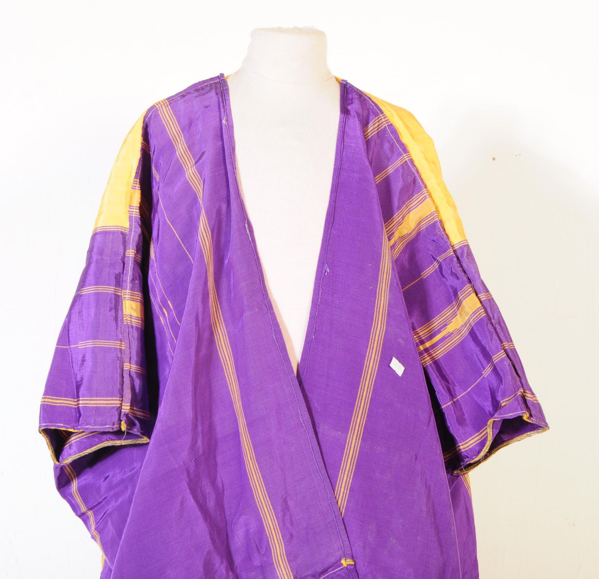 1940S KANJIVARAM STYLE FORMAL SILK ROBE SHAWL - Image 5 of 8