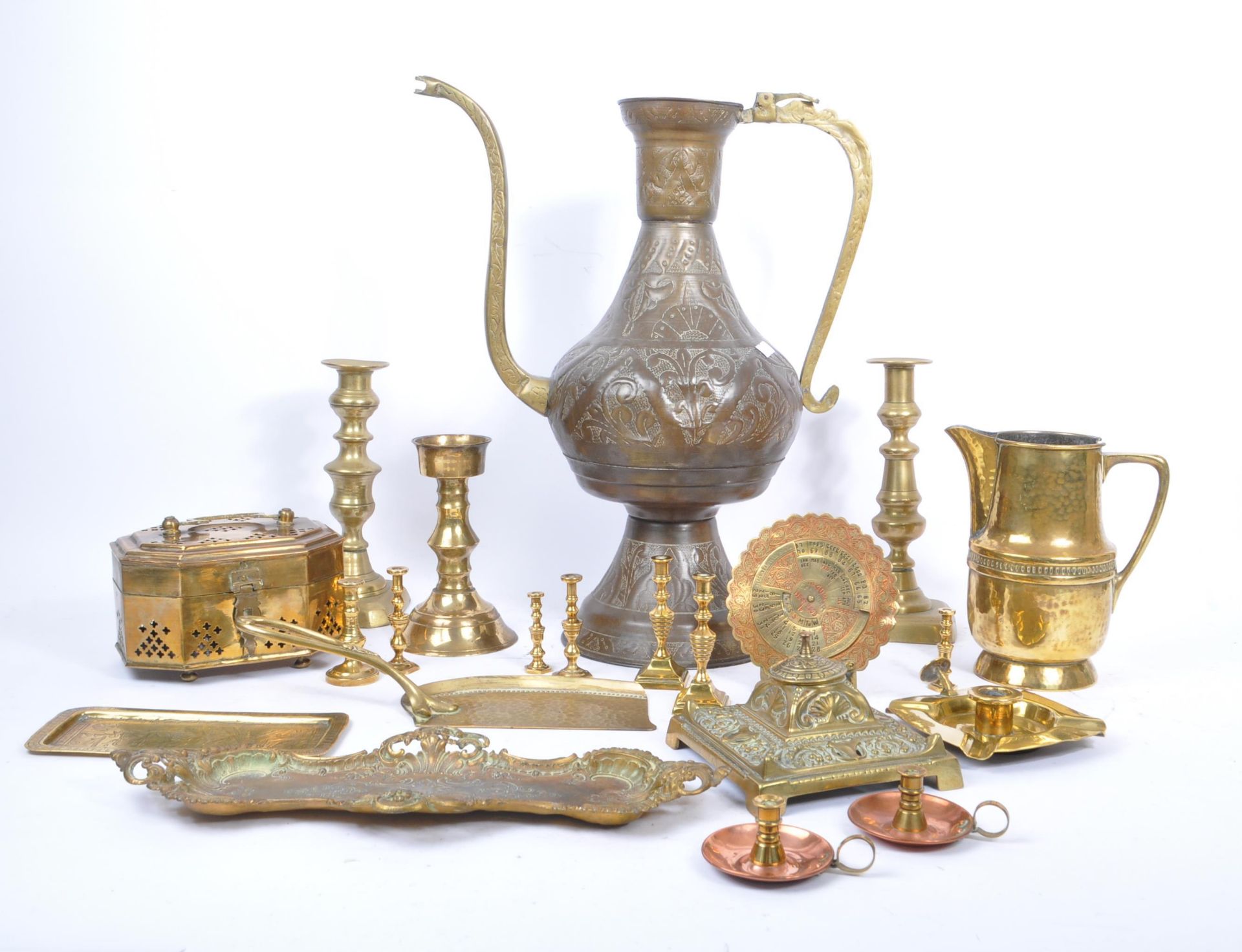 COLLECTION OF 20TH CENTURY DECORATIVE BRASS ITEMS