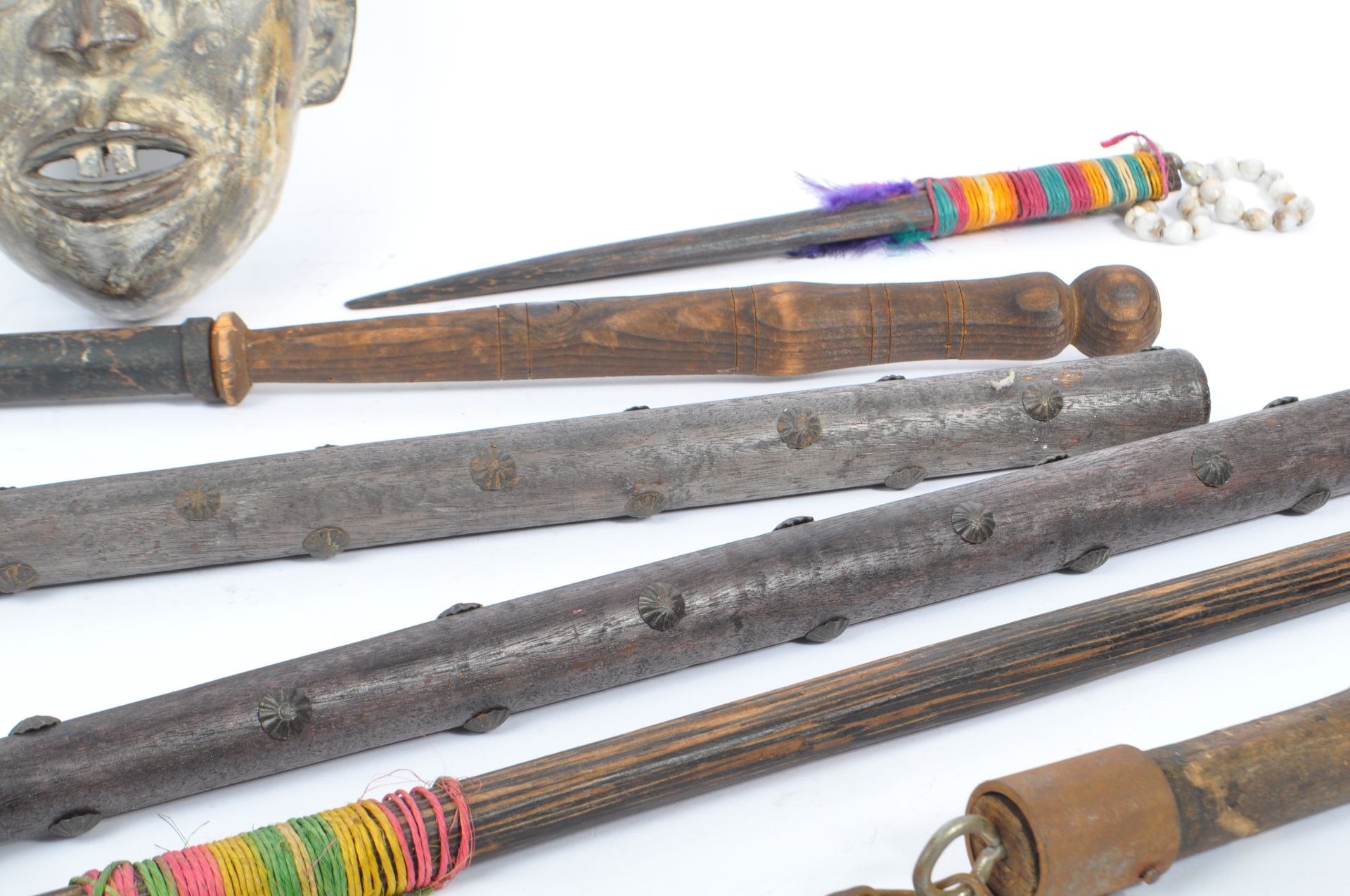 COLLECTION OF ASSORTED TRIBAL AND ETHNOGRAPHIC ITEMS - Bild 6 aus 7