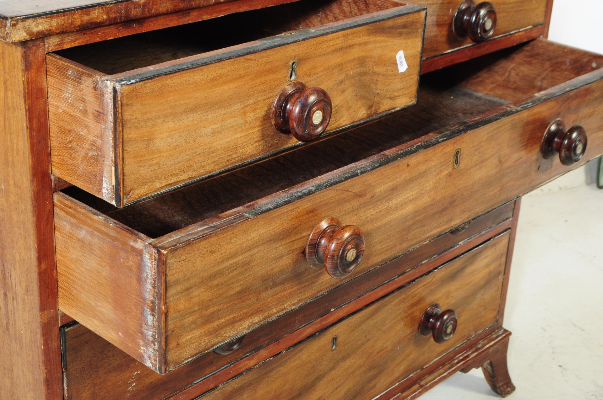 19TH CENTURY FLAME MAHOGANY CHEST OF DRAWERS - Image 4 of 5