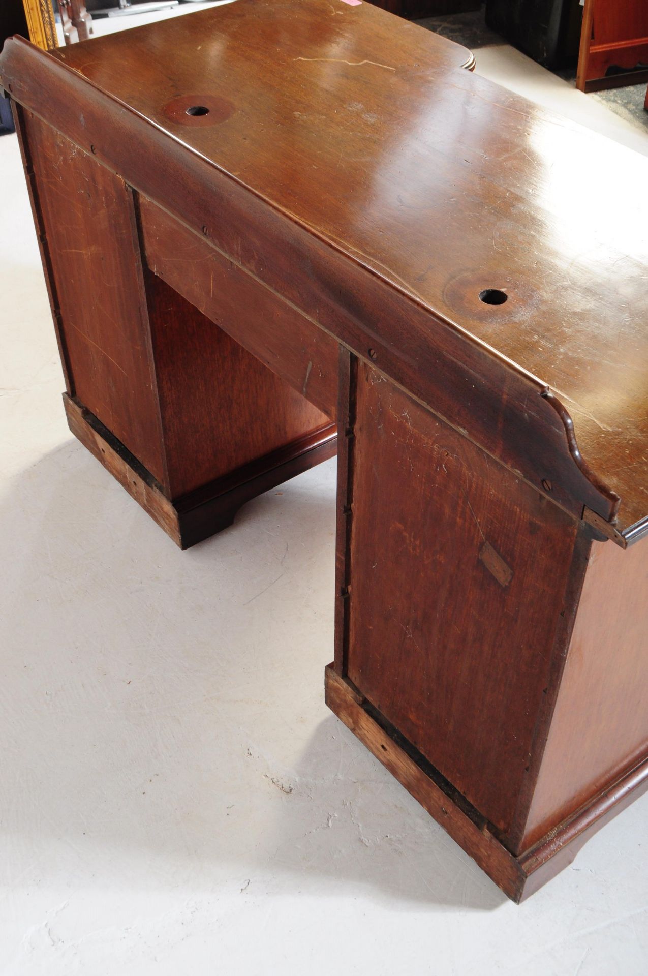 19TH CENTURY VICTORIAN MAHOGANY INVERTED BREAKFRONT DESK - Image 5 of 5