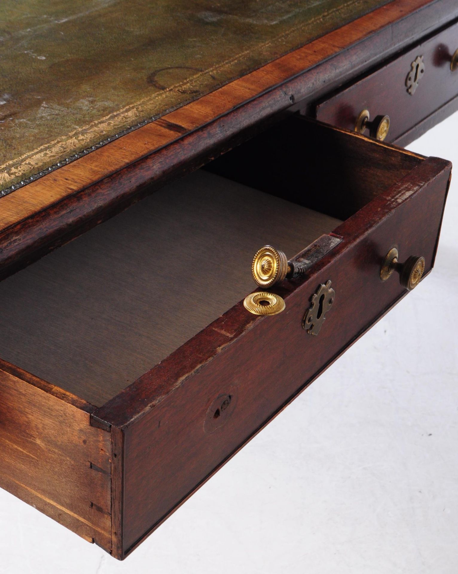 19TH CENTURY GEORGIAN LEATHER WRITING TABLE / DESK - Image 6 of 6