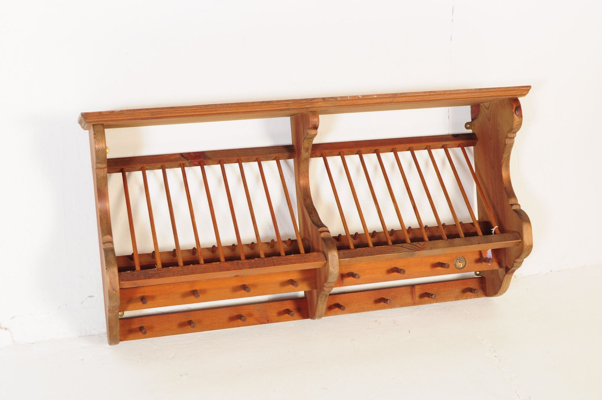 PENNY PINE & CO - TWO PINE WOOD PLATE RACKS - Image 6 of 6