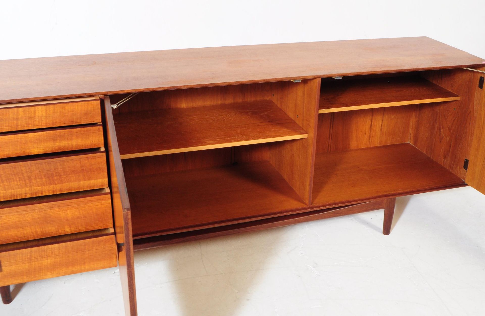 IB KOFOD-LARSEN - MID CENTURY G-PLAN TEAK SIDEBOARD - Bild 3 aus 6