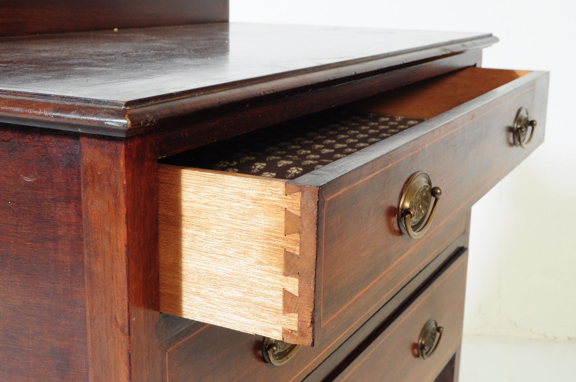 EDWARDIAN MAHOGANY INLAID CHEST OF DRAWERS - Bild 2 aus 5