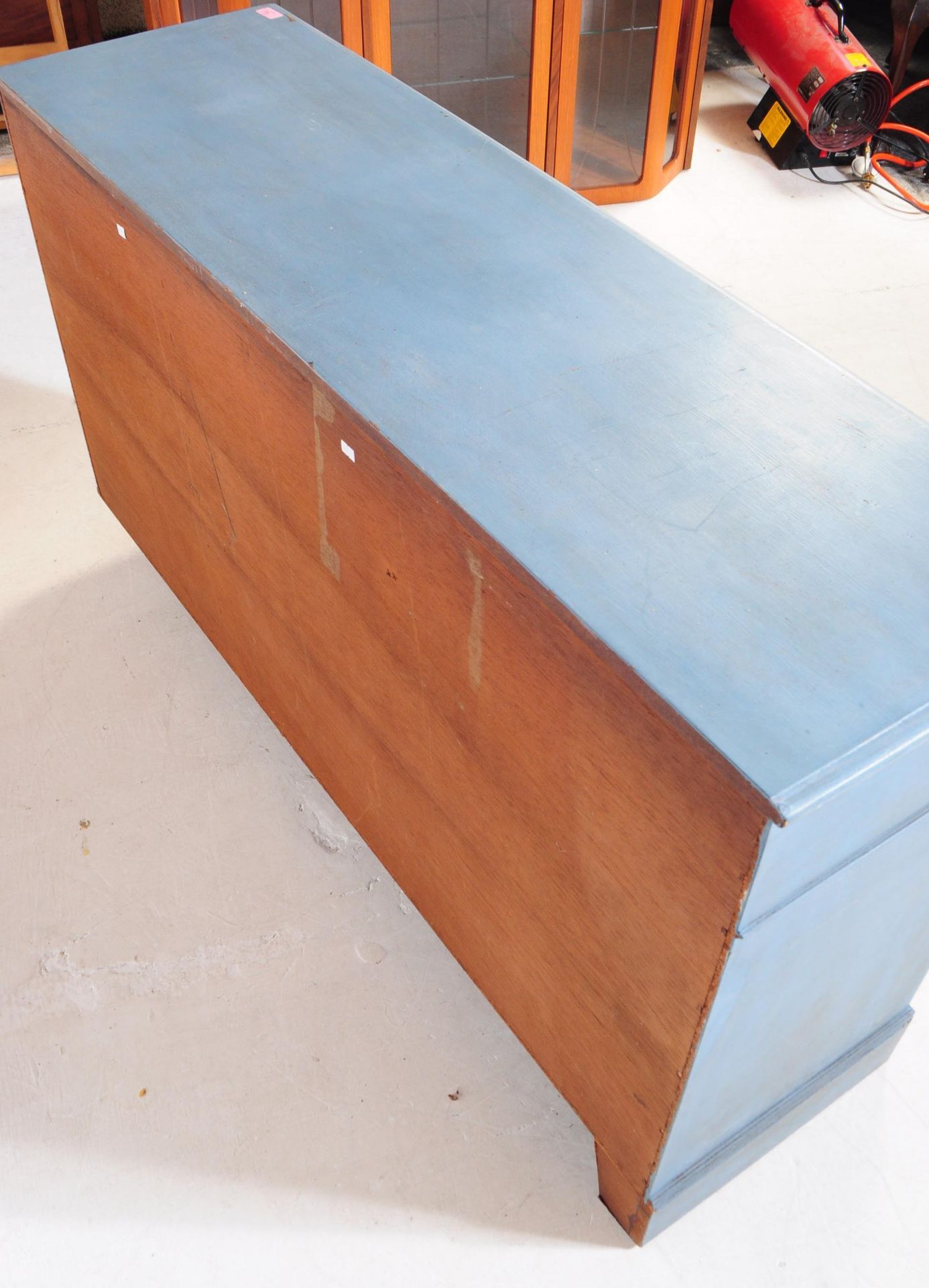 20TH CENTURY COUNTRY PAINTED PINE SIDEBOARD - Bild 6 aus 8