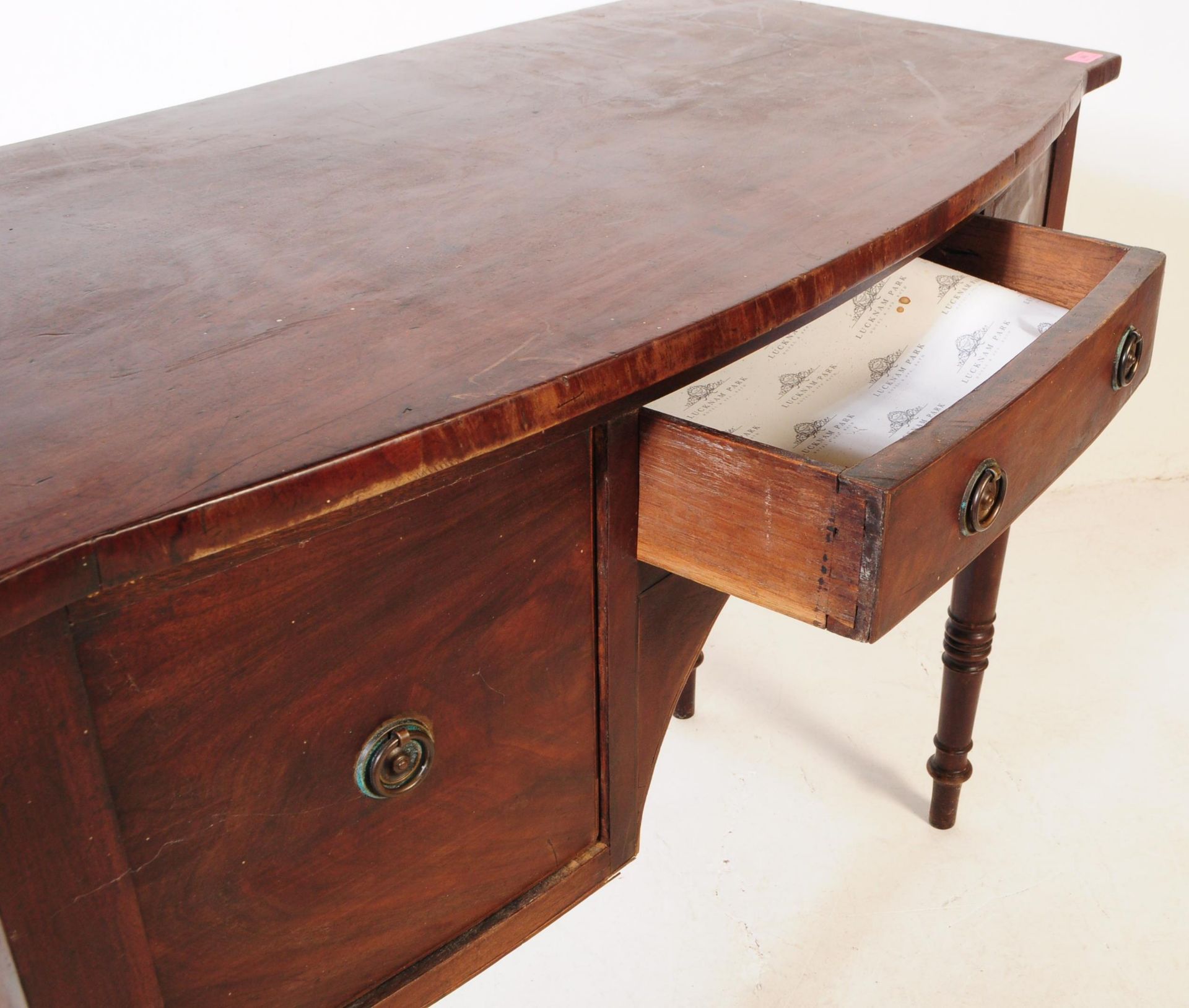 GEORGE III MAHOGANY KNEE HOLE WRITING TABLE / DESK - Bild 5 aus 5