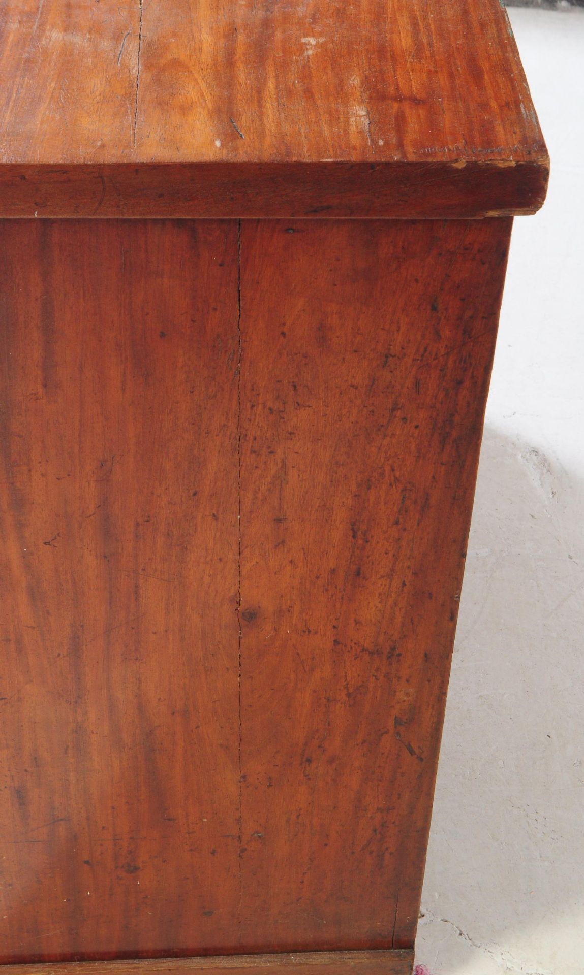 19TH CENTURY VICTORIAN MAHOGANY CHEST OF DRAWERS - Image 8 of 9