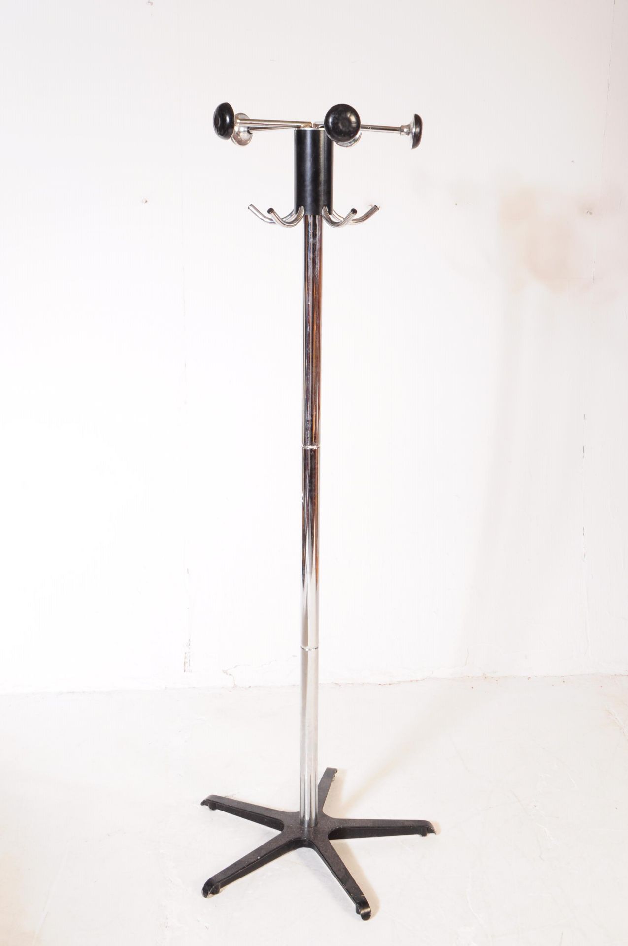 RETRO 20TH CENTURY METAL AND CHROME COAT STAND