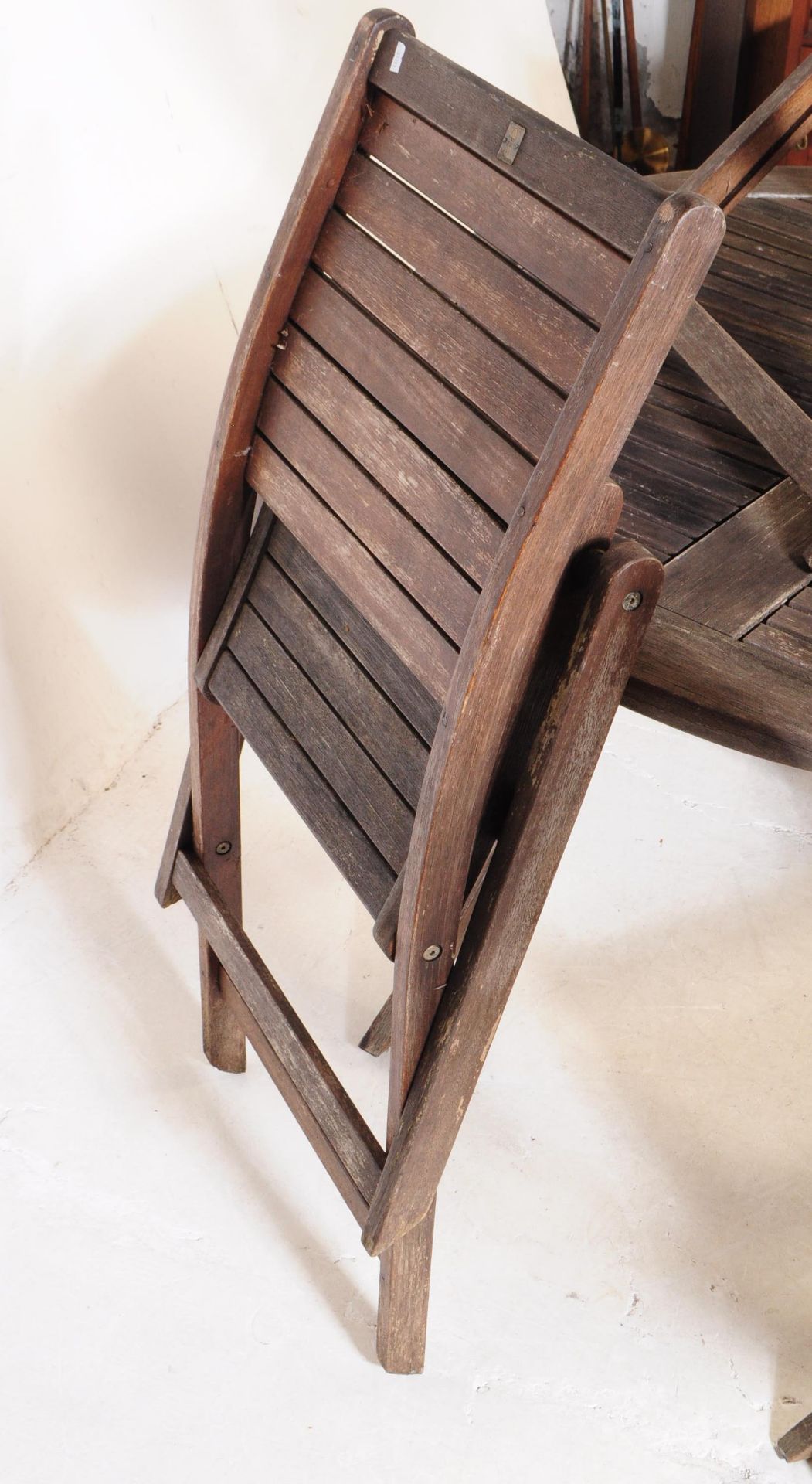 CONTEMPORARY TEAK GARDEN TABLE & FOLDING CHAIRS - Image 3 of 7