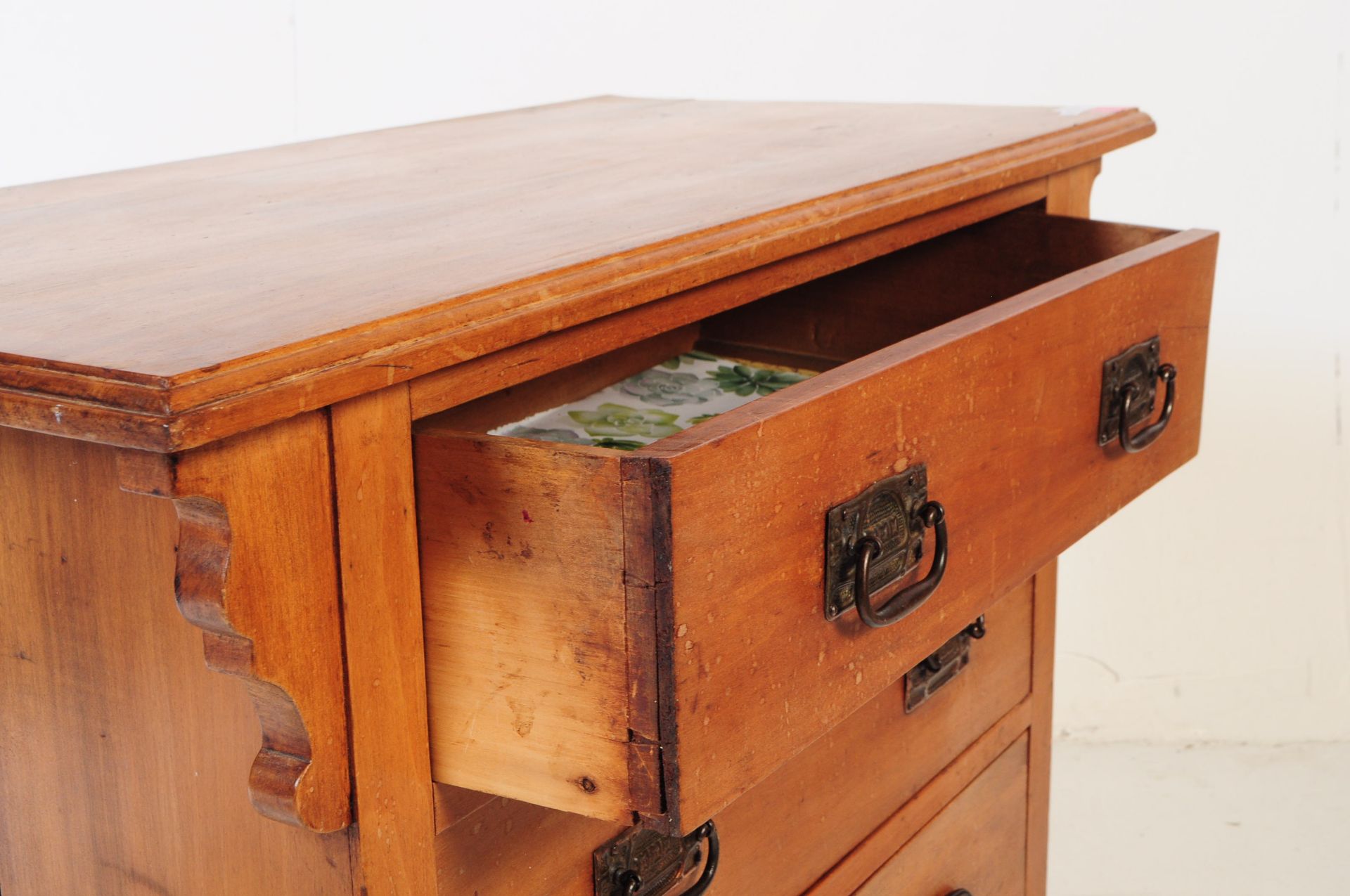 EDWARDIAN SATIN WALNUT CHEST OF DRAWERS - Image 2 of 5