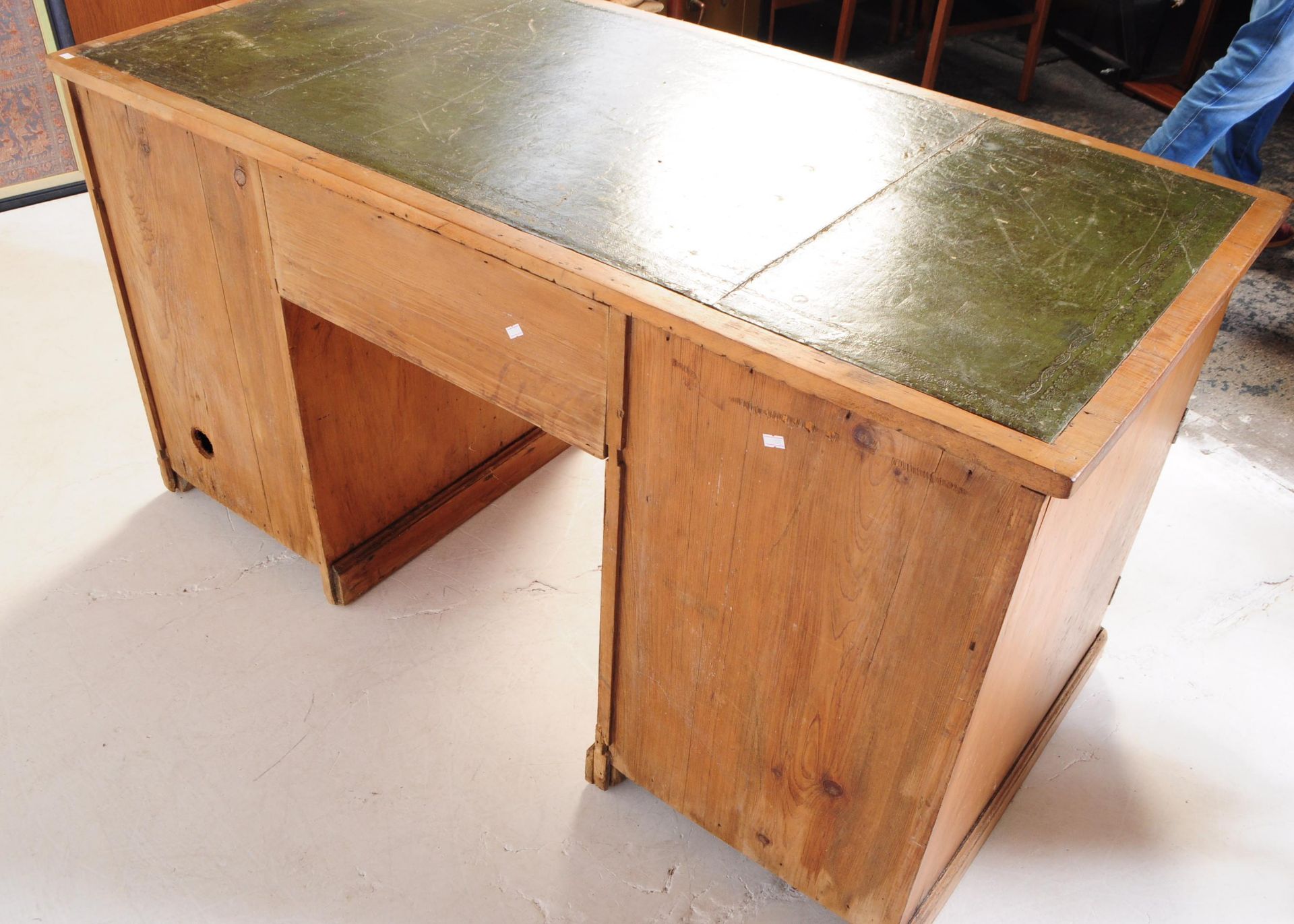 19TH CENTURY VICTORIAN PINE WRITING DESK - Image 5 of 6