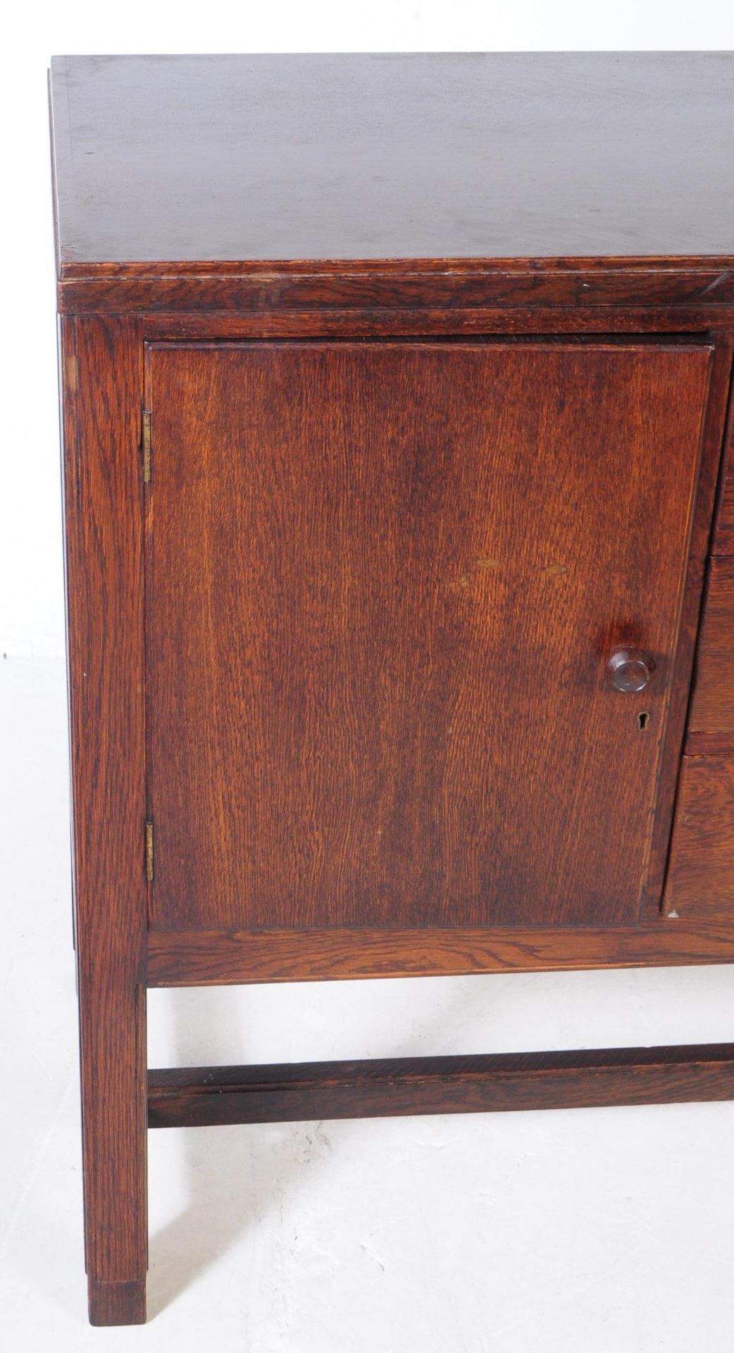 H MORRIS - COTSWOLD - MID 20TH CENTURY OAK SIDEBOARD - Bild 2 aus 8