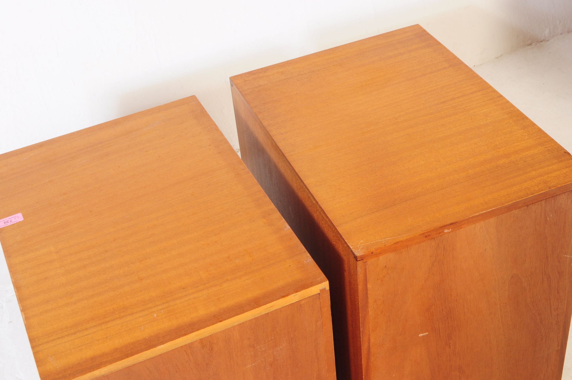 BRITISH MODERN DESIGN - PAIR OF BEDSIDE CHEST OF DRAWERS - Bild 5 aus 5