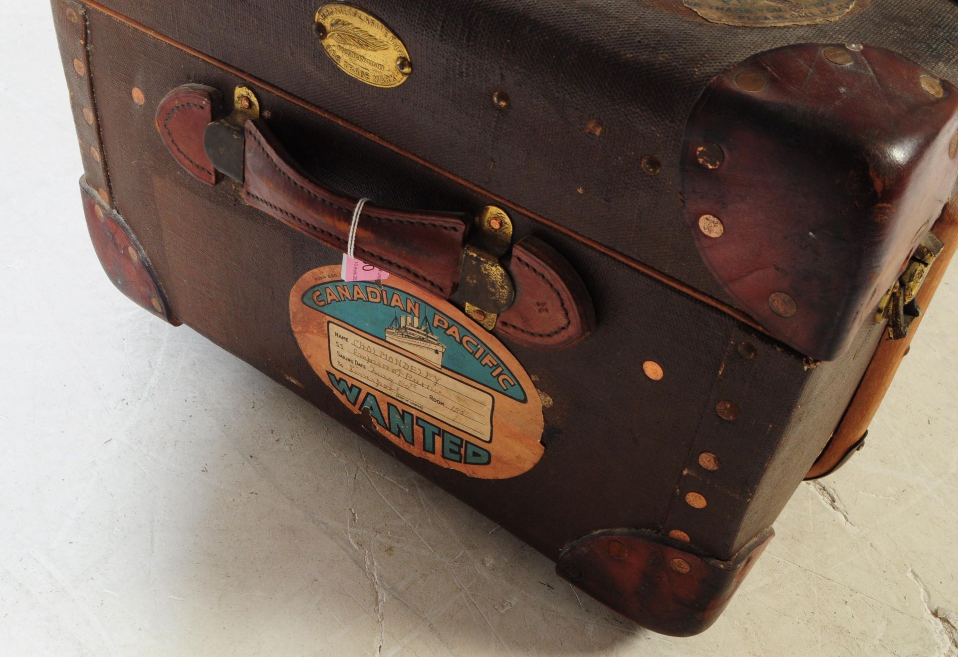 20TH CENTURY FEATHERWEIGHT STEAMER TRUNK WITH LABELS - Bild 4 aus 7