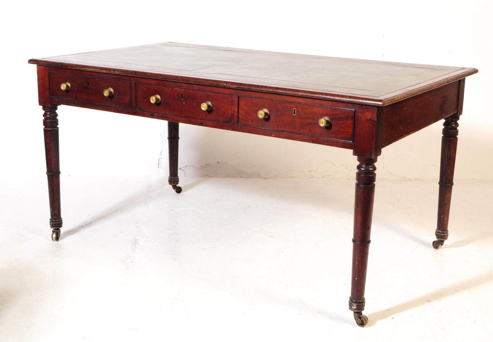 19TH CENTURY GEORGIAN LEATHER WRITING TABLE / DESK