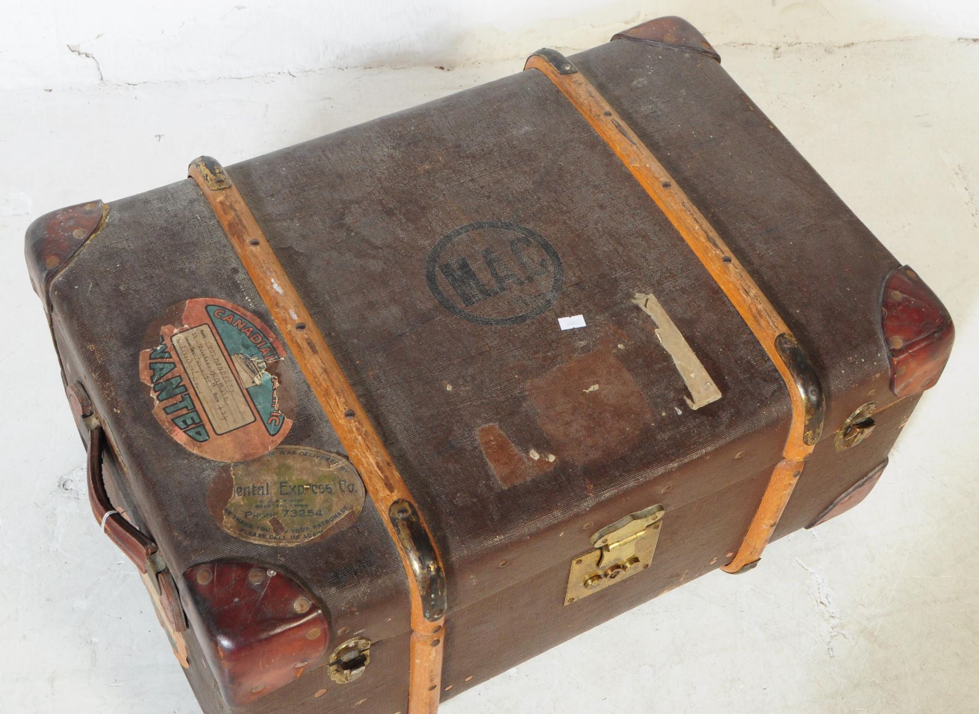 20TH CENTURY FEATHERWEIGHT STEAMER TRUNK WITH LABELS - Bild 2 aus 7