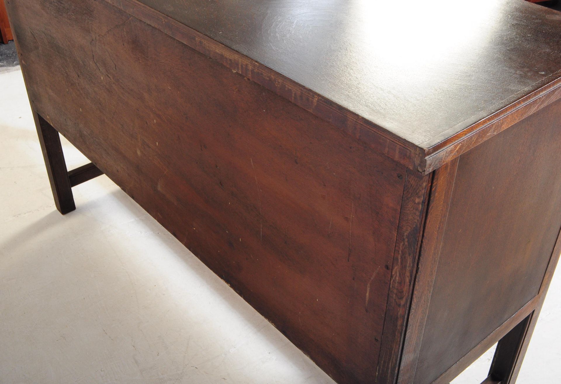 H MORRIS - COTSWOLD - MID 20TH CENTURY OAK SIDEBOARD - Bild 7 aus 8