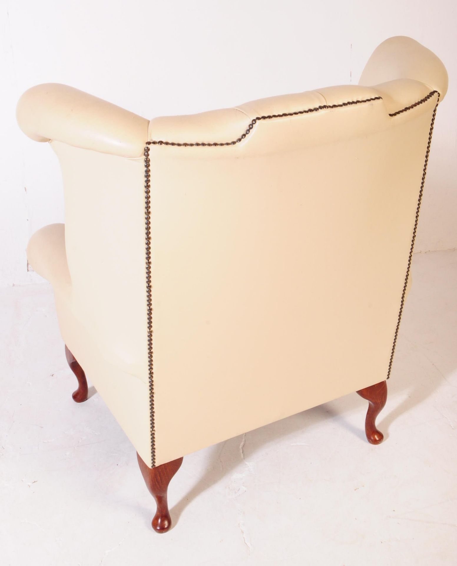 CONTEMPORARY QUEEN ANNE REVIVAL LEATHER ARMCHAIR - Image 5 of 7