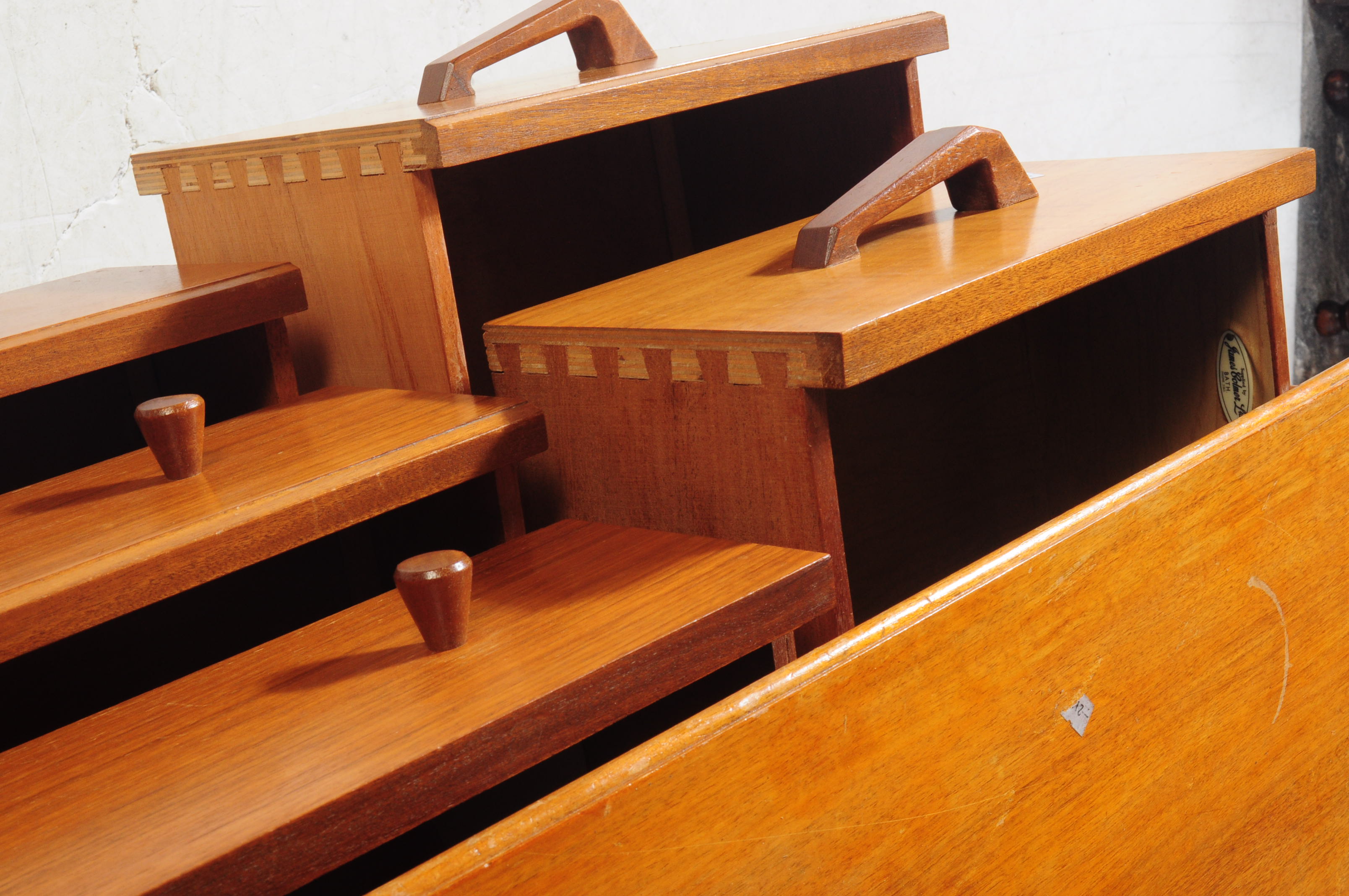 BRITISH MODERN DESIGN - MID 20TH CENTURY TEAK DRESSING TABLE - Bild 3 aus 8