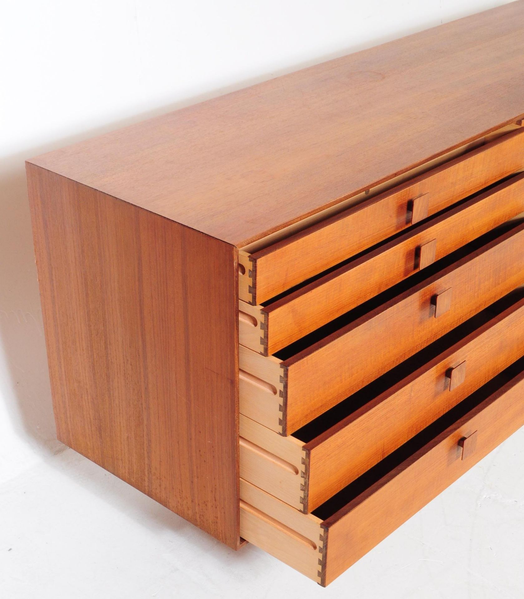 IB KOFOD-LARSEN - MID CENTURY G-PLAN TEAK SIDEBOARD - Image 4 of 6