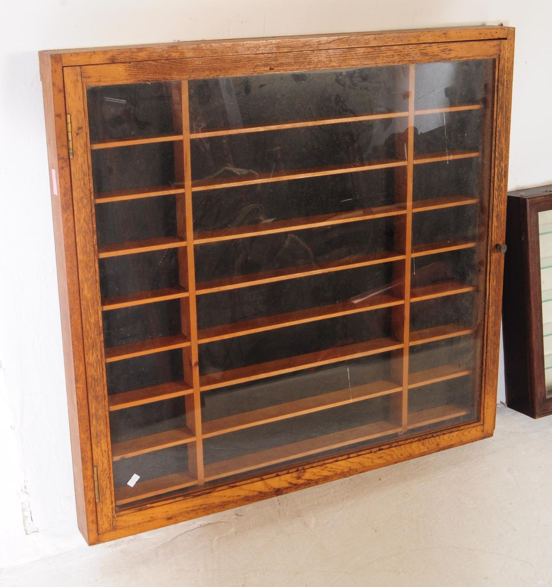 TWO EARLY 20TH CENTURY WALL HANGING DISPLAY CABINETS - Bild 2 aus 7