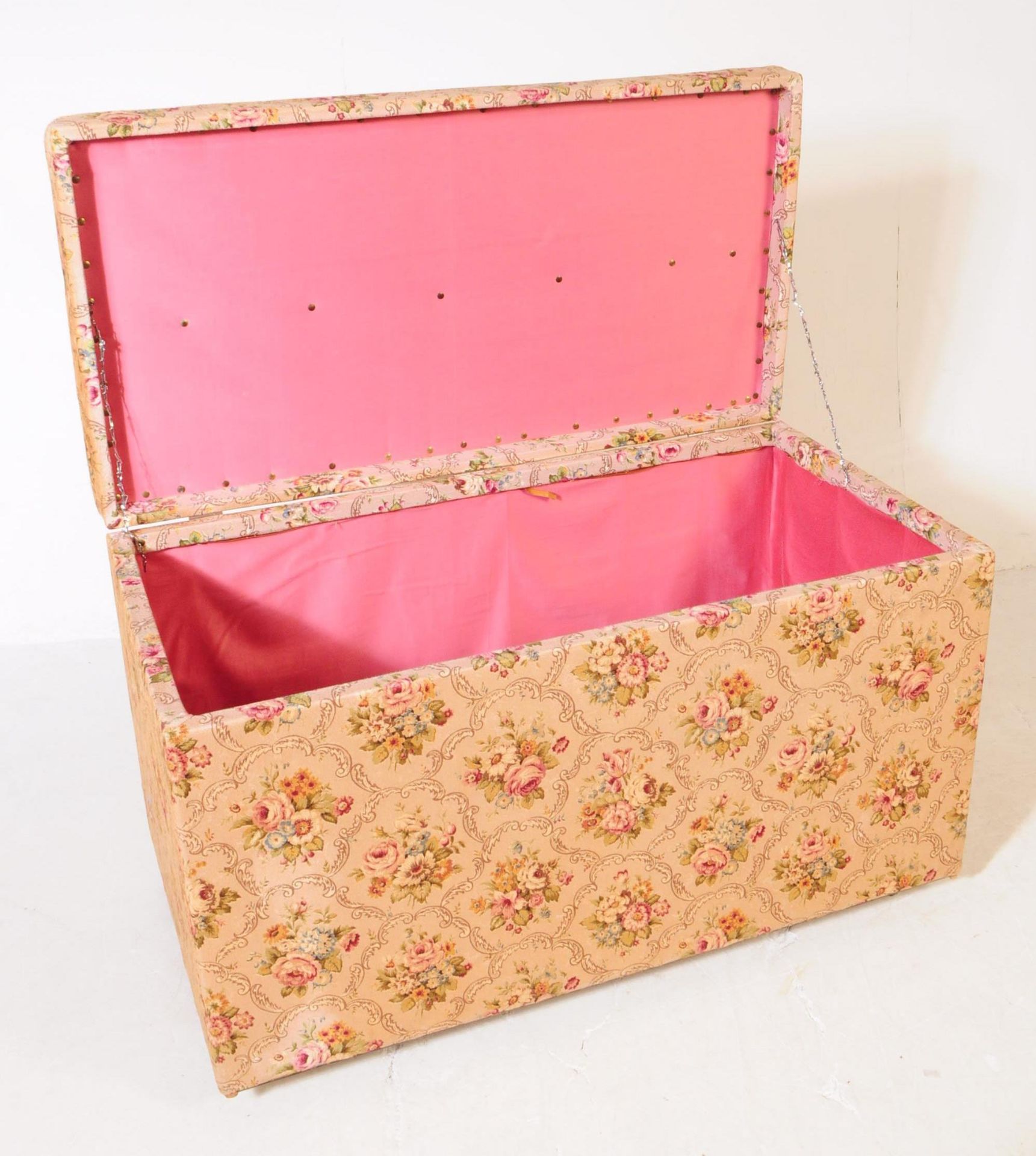 LARGE EARLY 20TH CENTURY CHINTZ BLANKET BOX - Bild 3 aus 5